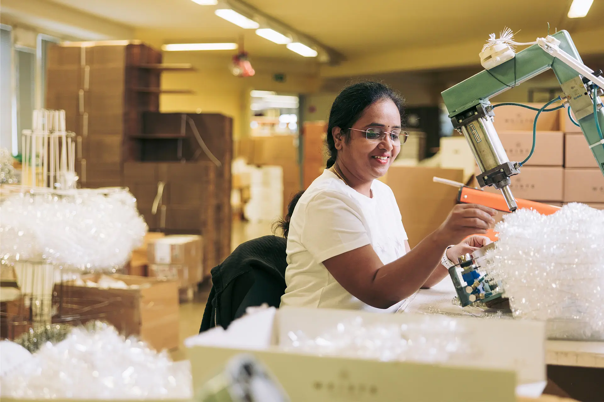 Sonali Akarshe tehdaskoneen ääressä