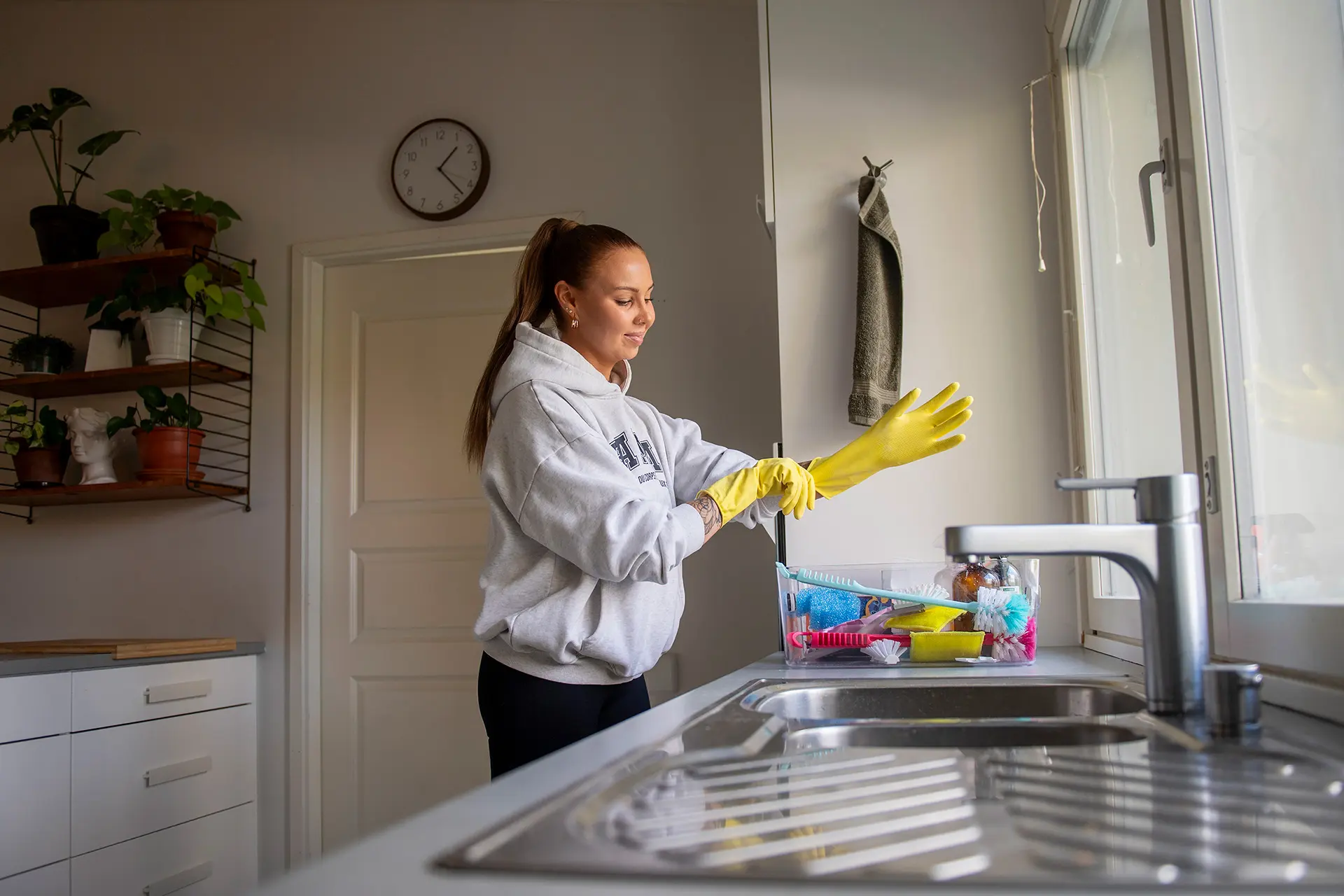 Sonia Nevalainen siivoaa kotiaan.