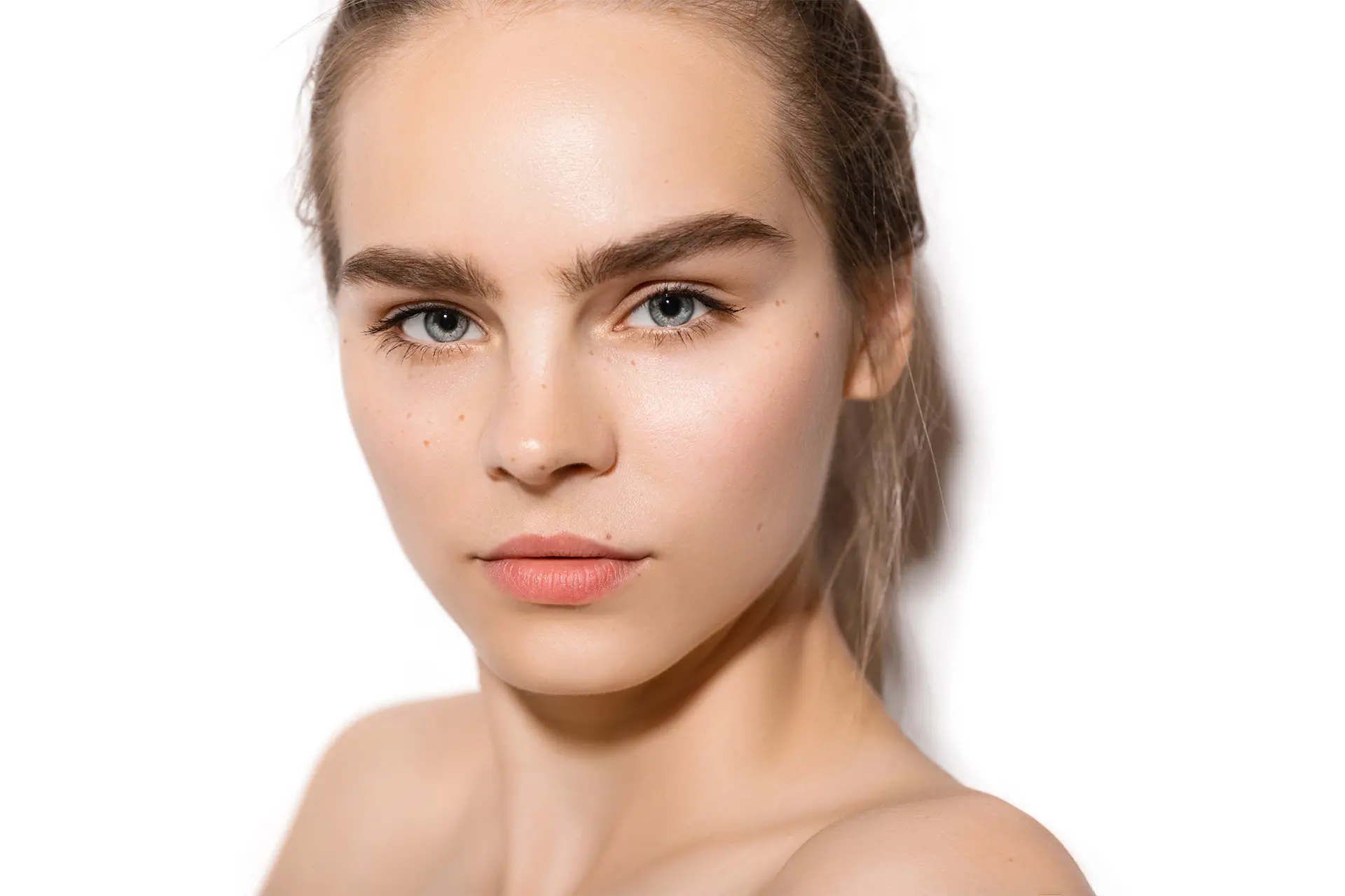 Nainen, jolla näyttävät ja tuuheat kulmakarvat