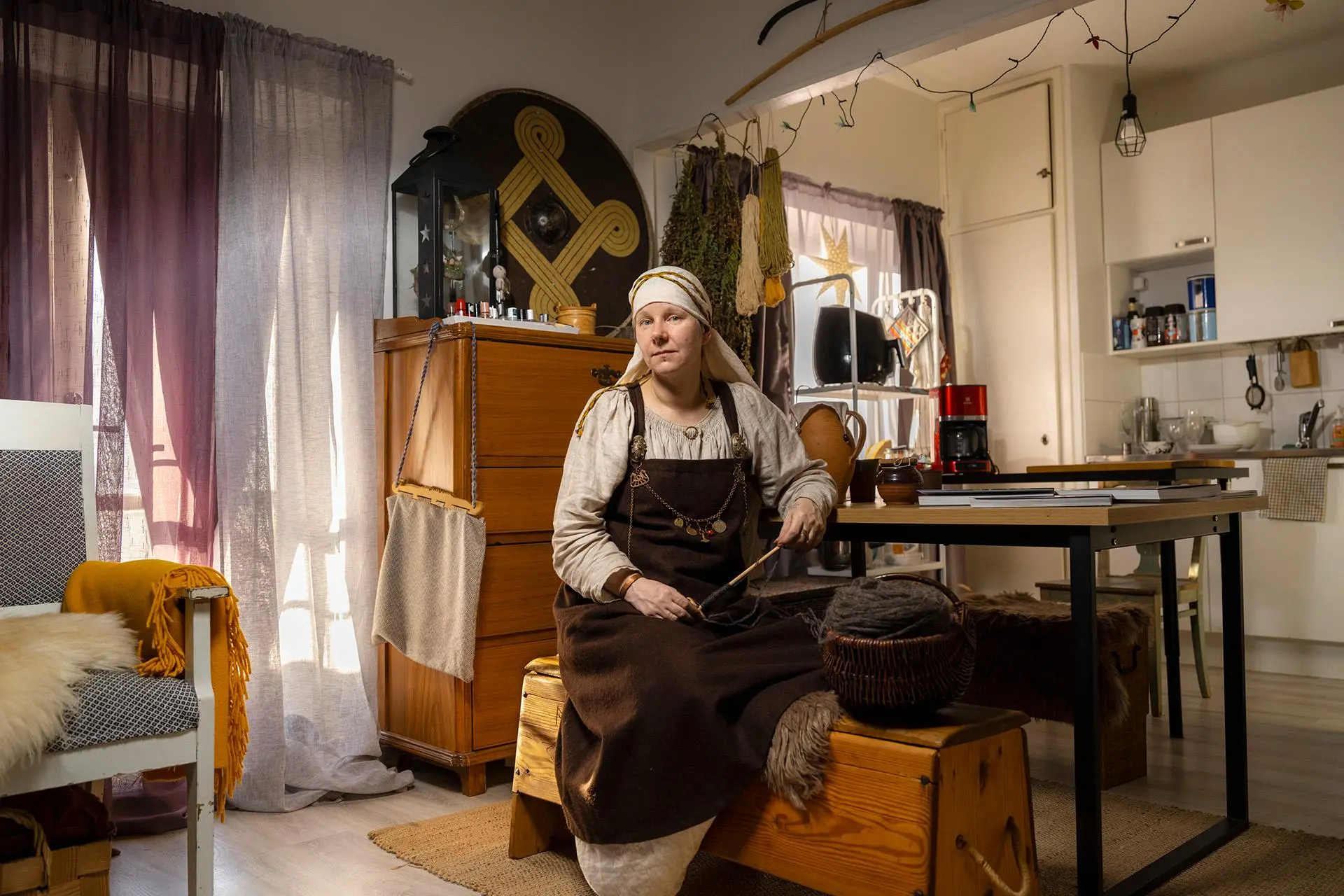 Leena Tomukorpi kotonaan rautakautiseen vaatetukseen pukeutuneena