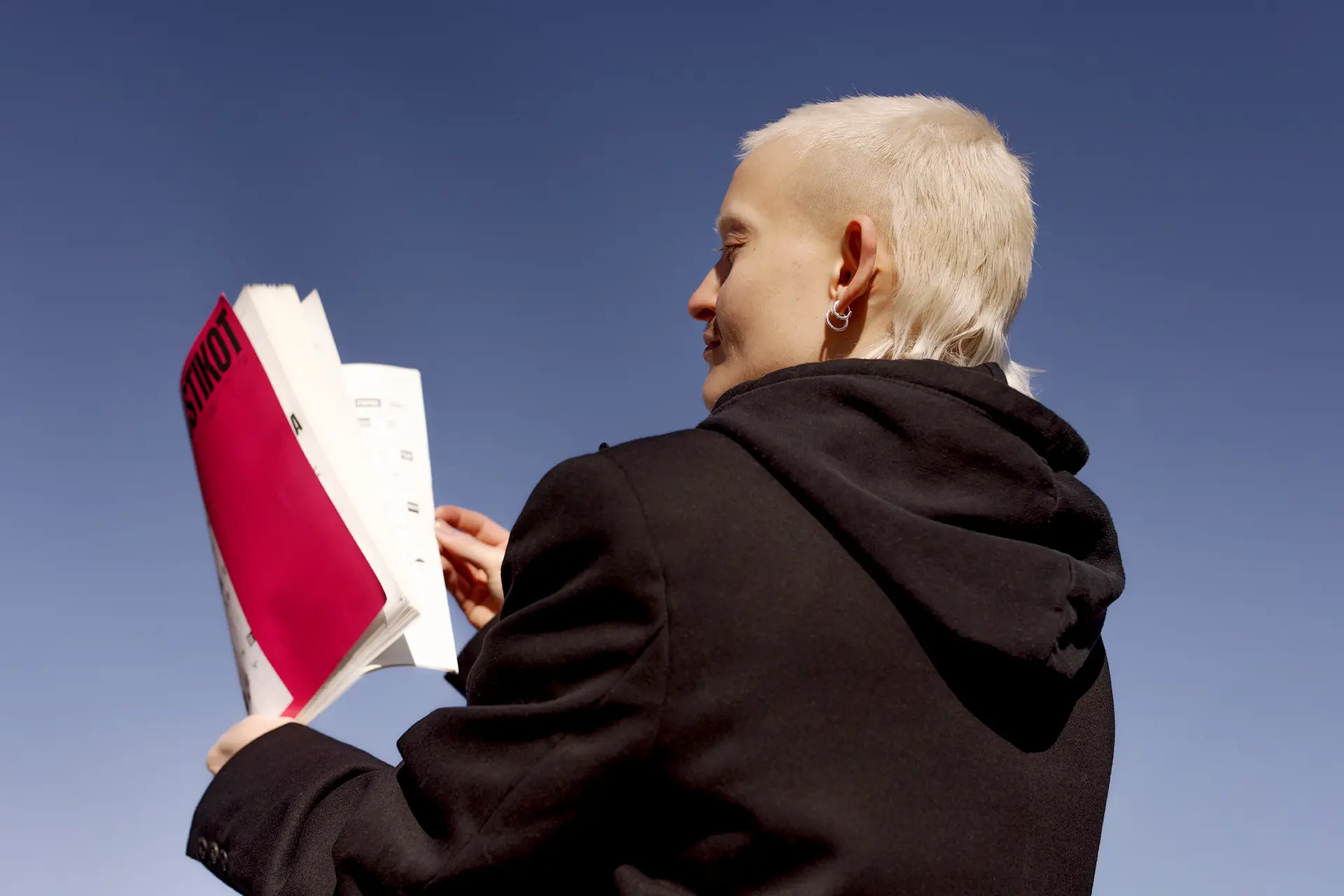 Ano Miettinen selailee Pop-ristikot-ristikkolehteä.