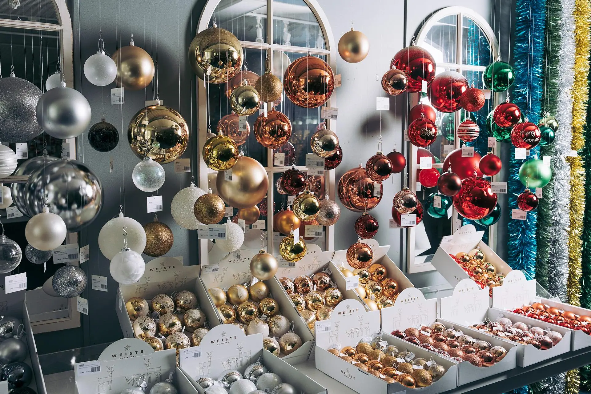 Joulupalloja roikkumassa katosta ja aseteltuina laatikoihin