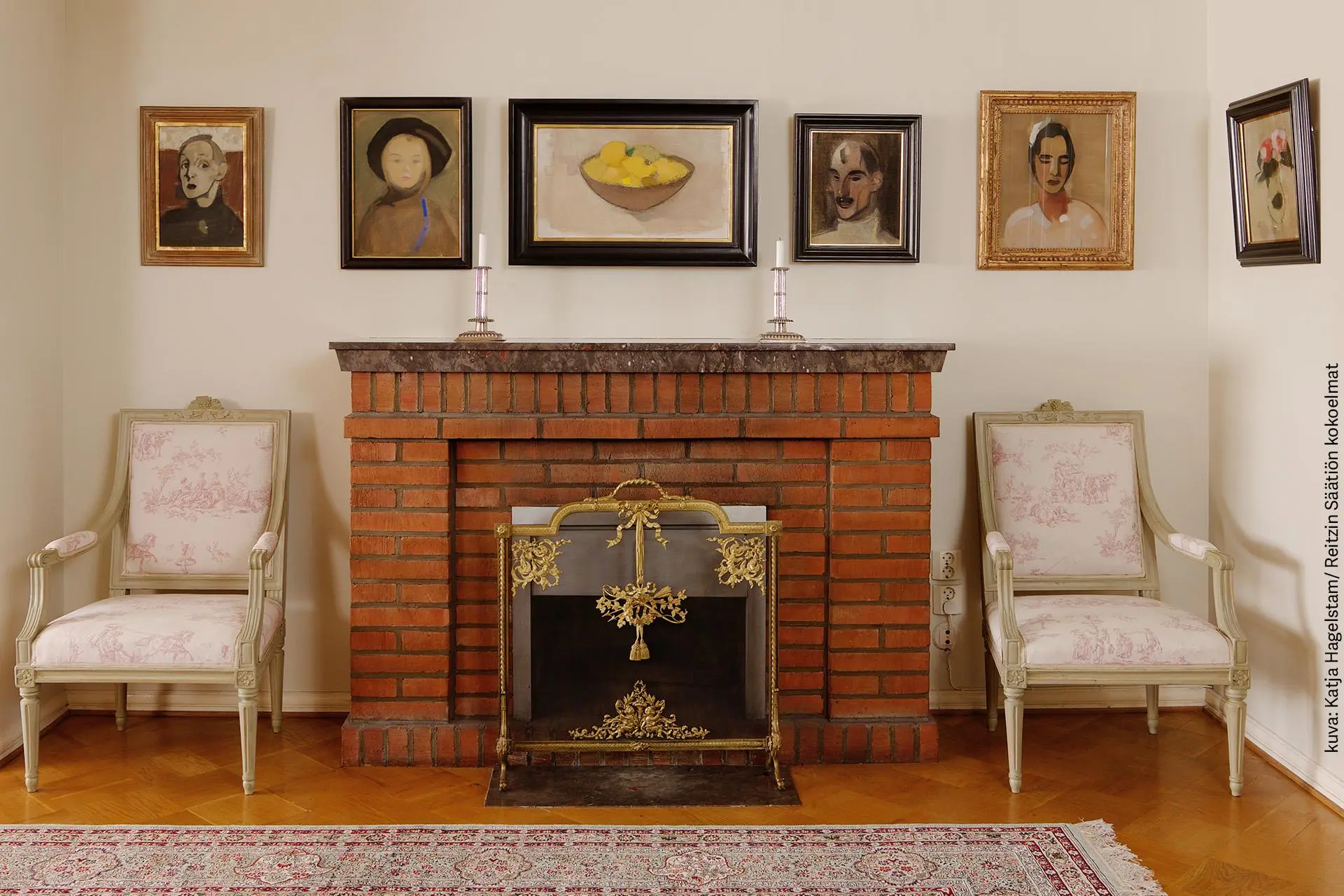 Kuvassa Reitzin säätiön kokoelmaa ja takka ja kaksi nojatuolia.