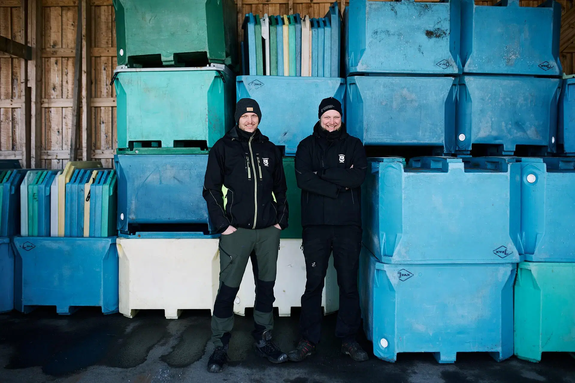 Anders och Jonas Granforsstår framför de stora lådorna.