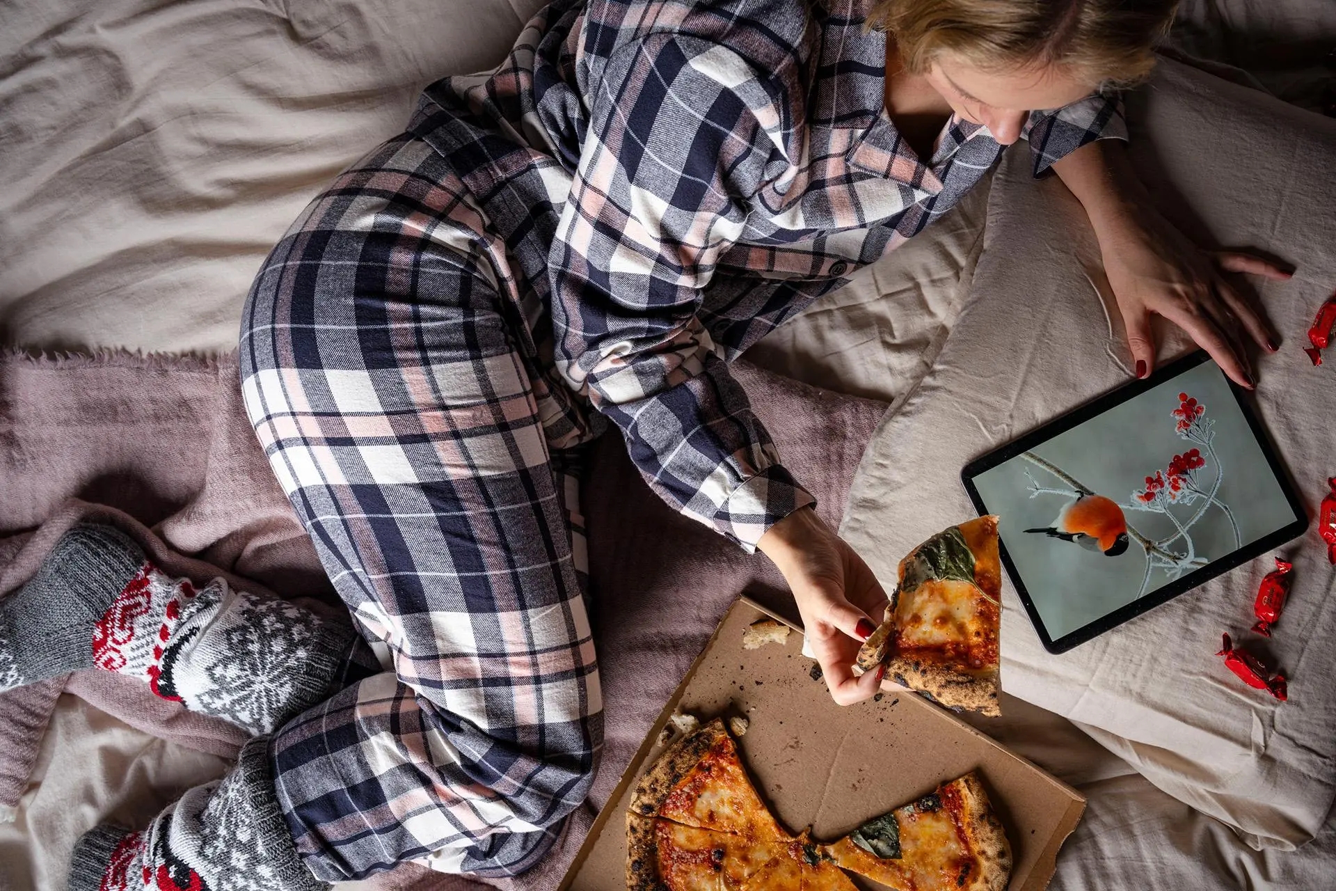 Mallilla päällään ruudullinen flanellipyjama ja villasukat