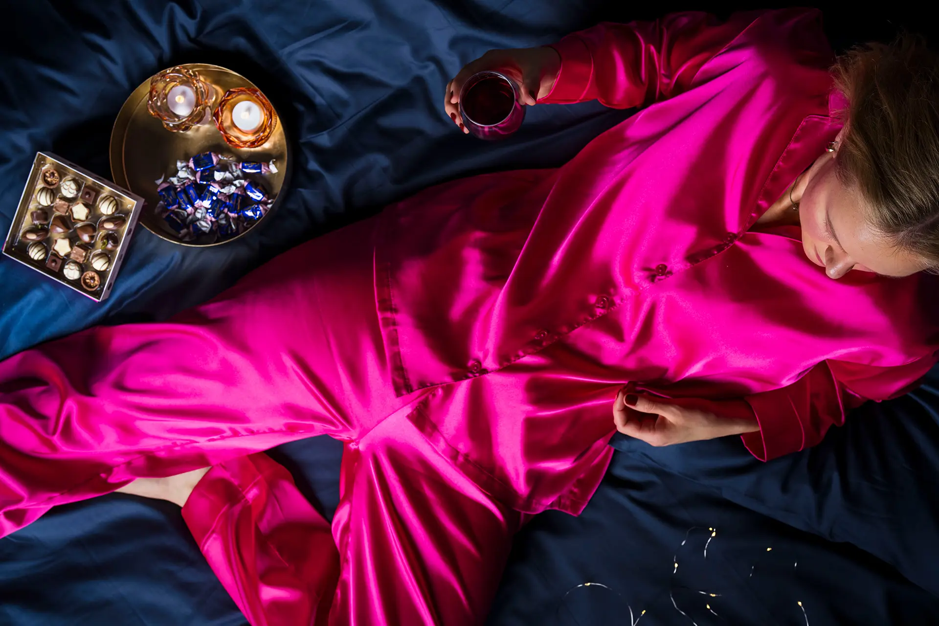 Mallilla päällään satiiniset pyjamahousut ja pitkähihainen paita