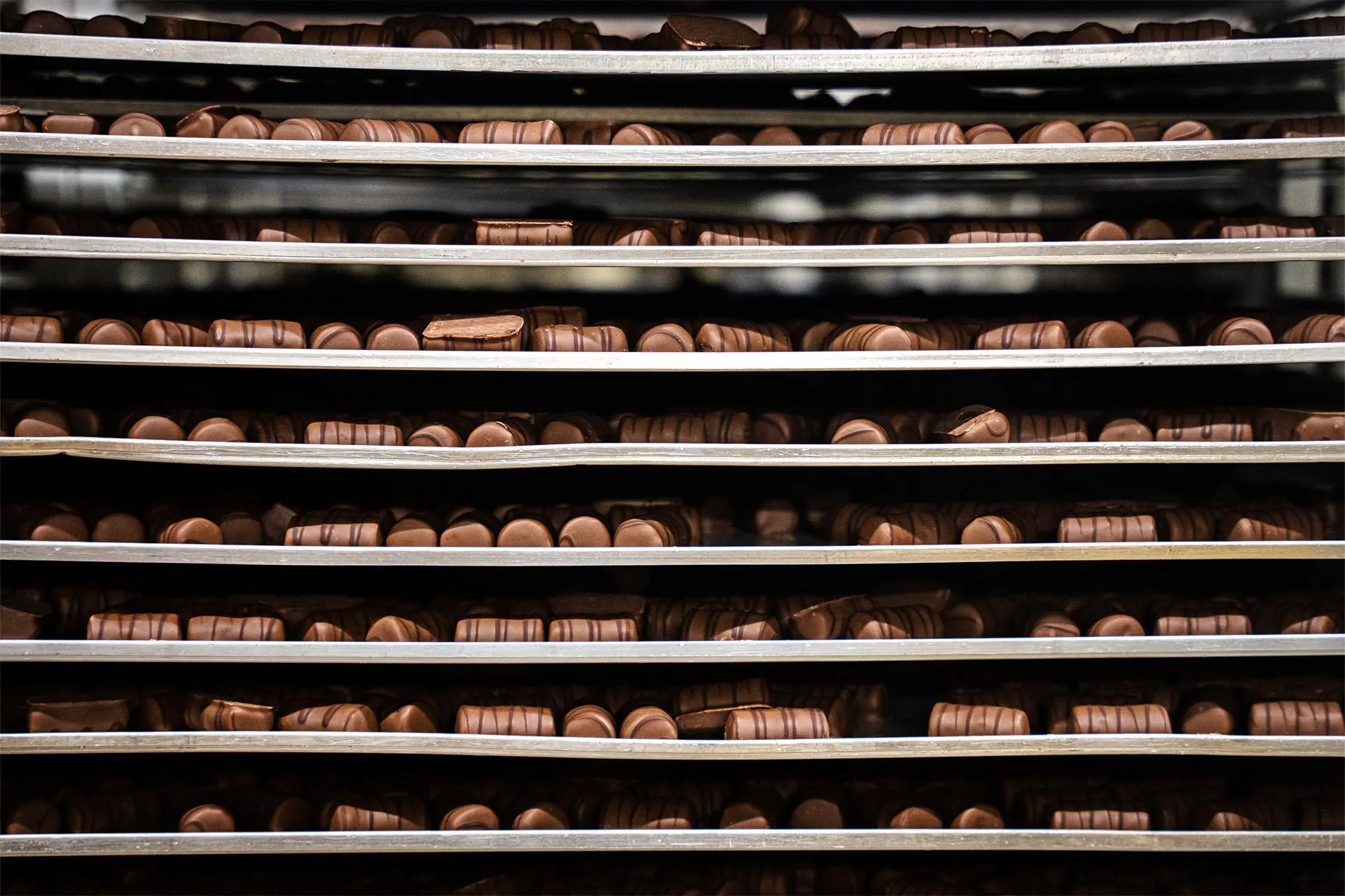 Suklaakonvehteja riveissä monessa eri tasossa.