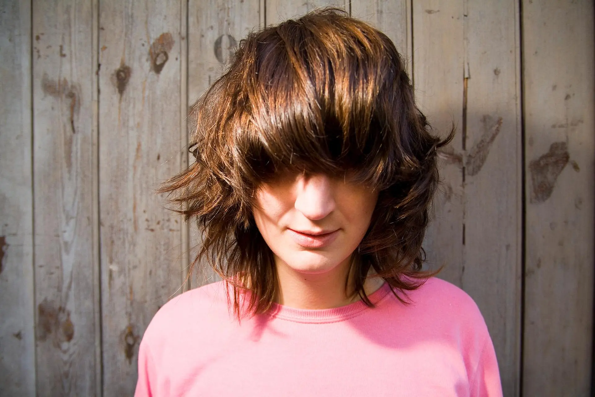 Nainen, jolla on tukka tyylikkäästi sekaisin.