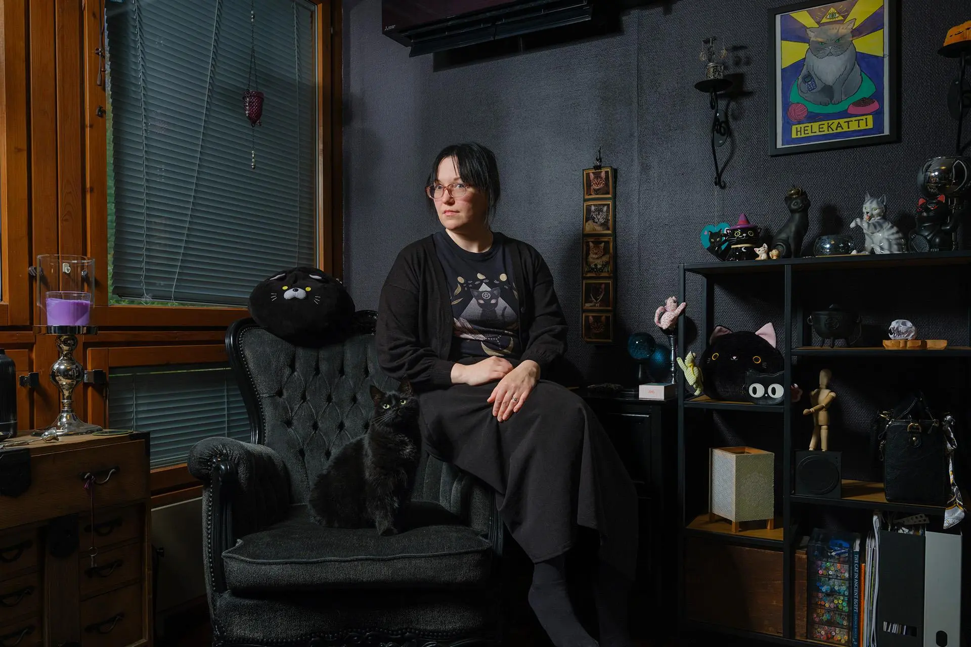 Tanja Severikangas kodissaan, jossa on paljon kissaesineitä