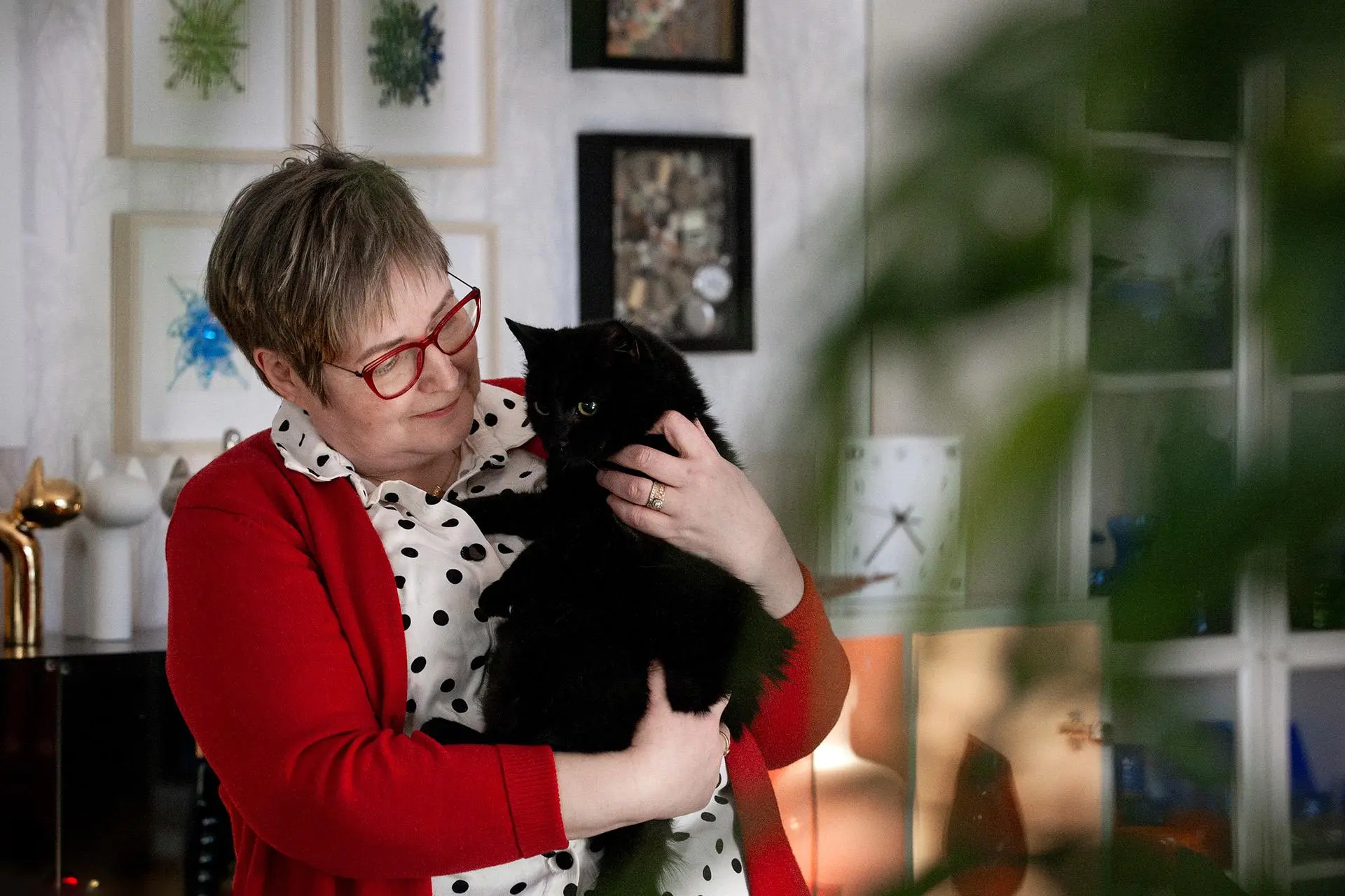 Henrika Mensah pitää sylissään kissaa.