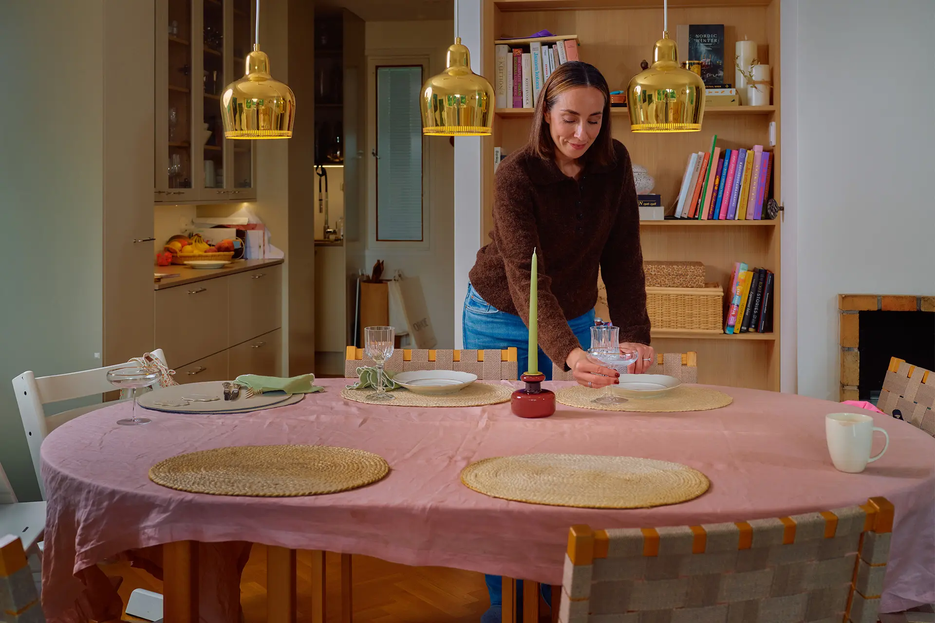 Anni Ihamäki kattaa pöytää kodissaan