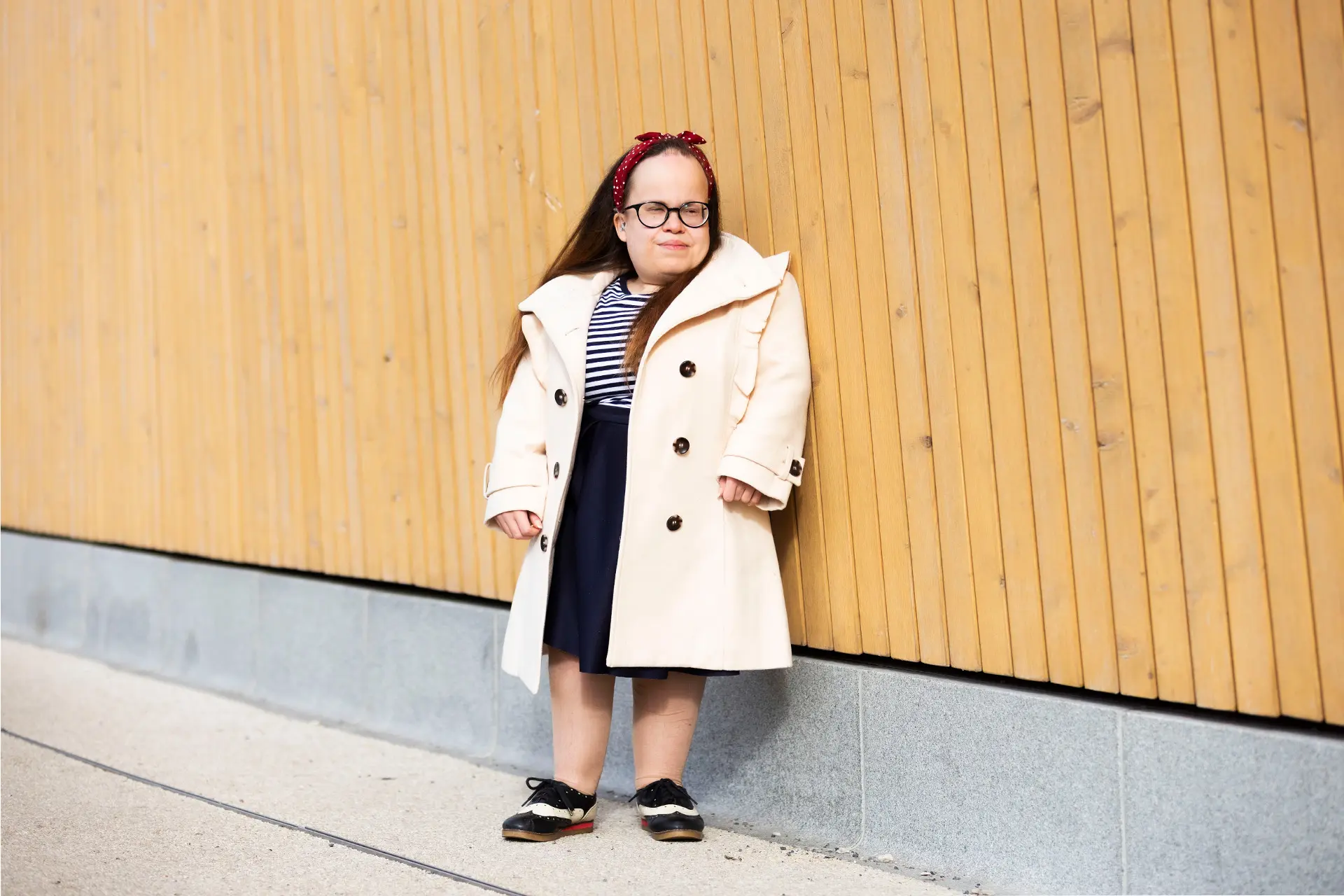 Anniina Lehtinen Oodin edessä.