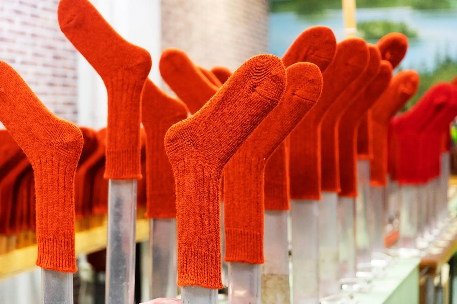 Punaisia villasukkia telineessä