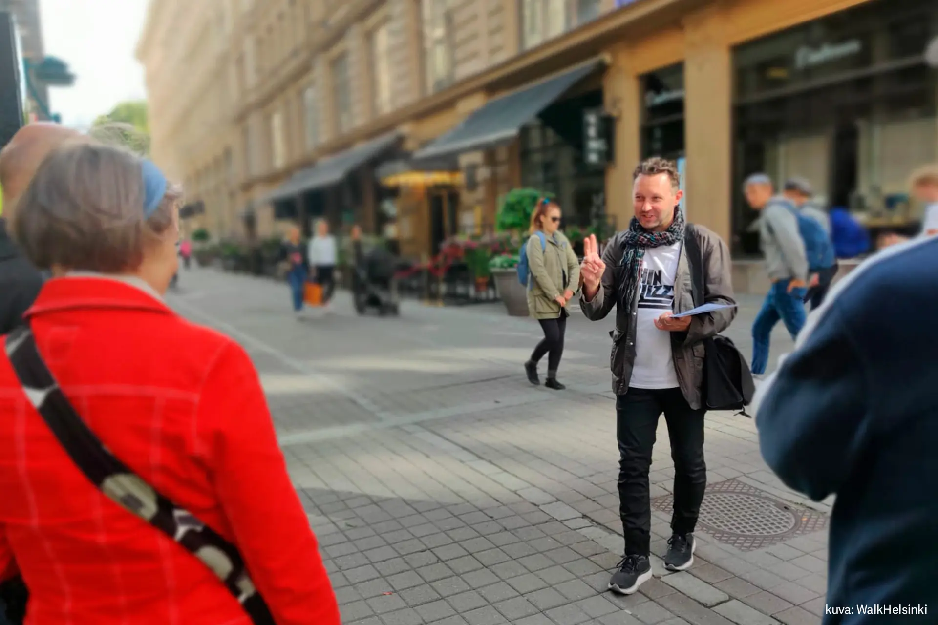 Kävelykierroksen opas ja kierrokselle osallistuneita.