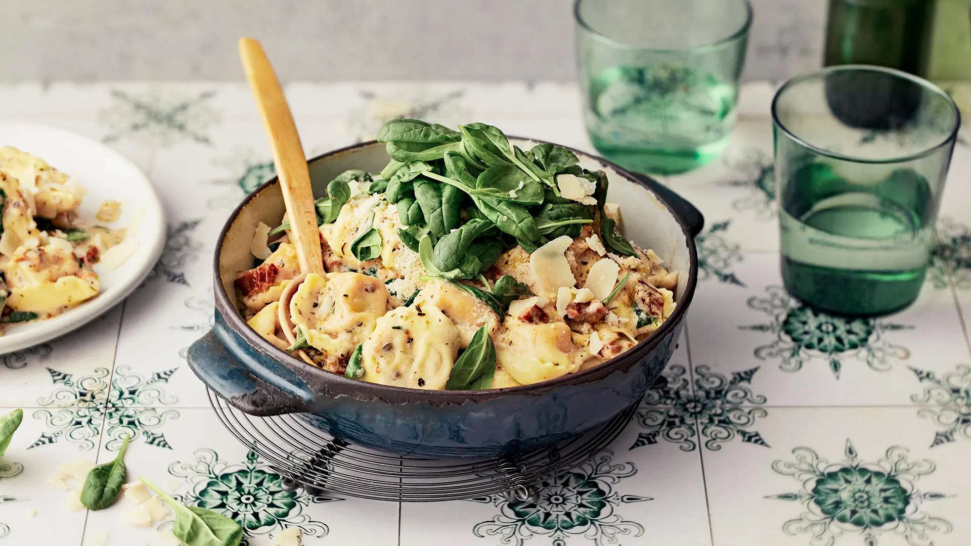 Tortelloni-pastaa pannulla