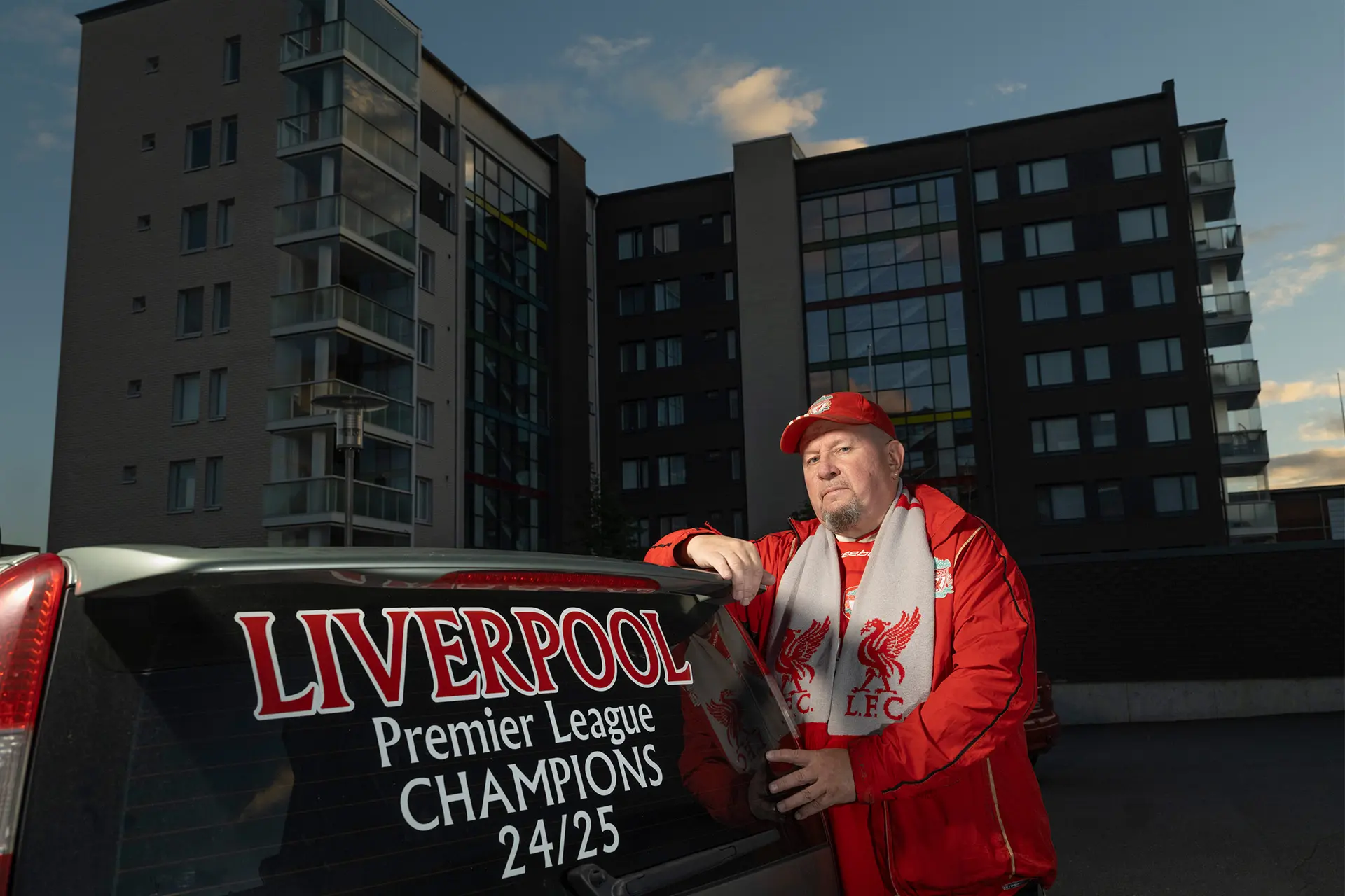 Tapani Juusola ja auto, jossa lukee Liverpool