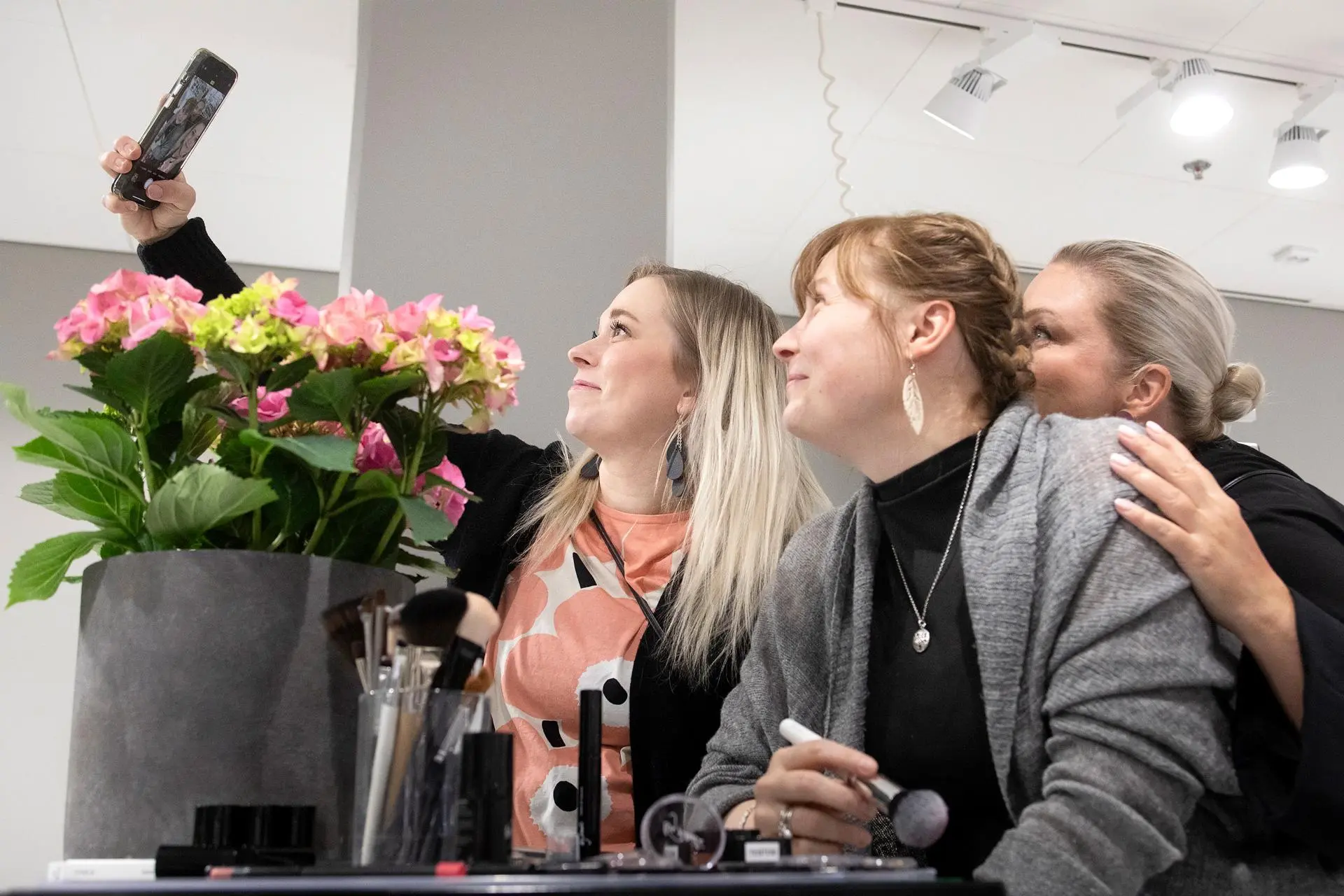 Laura Ylimäinen, 34, ja Elina Koistinen, 34 Oulun Sokoksella.