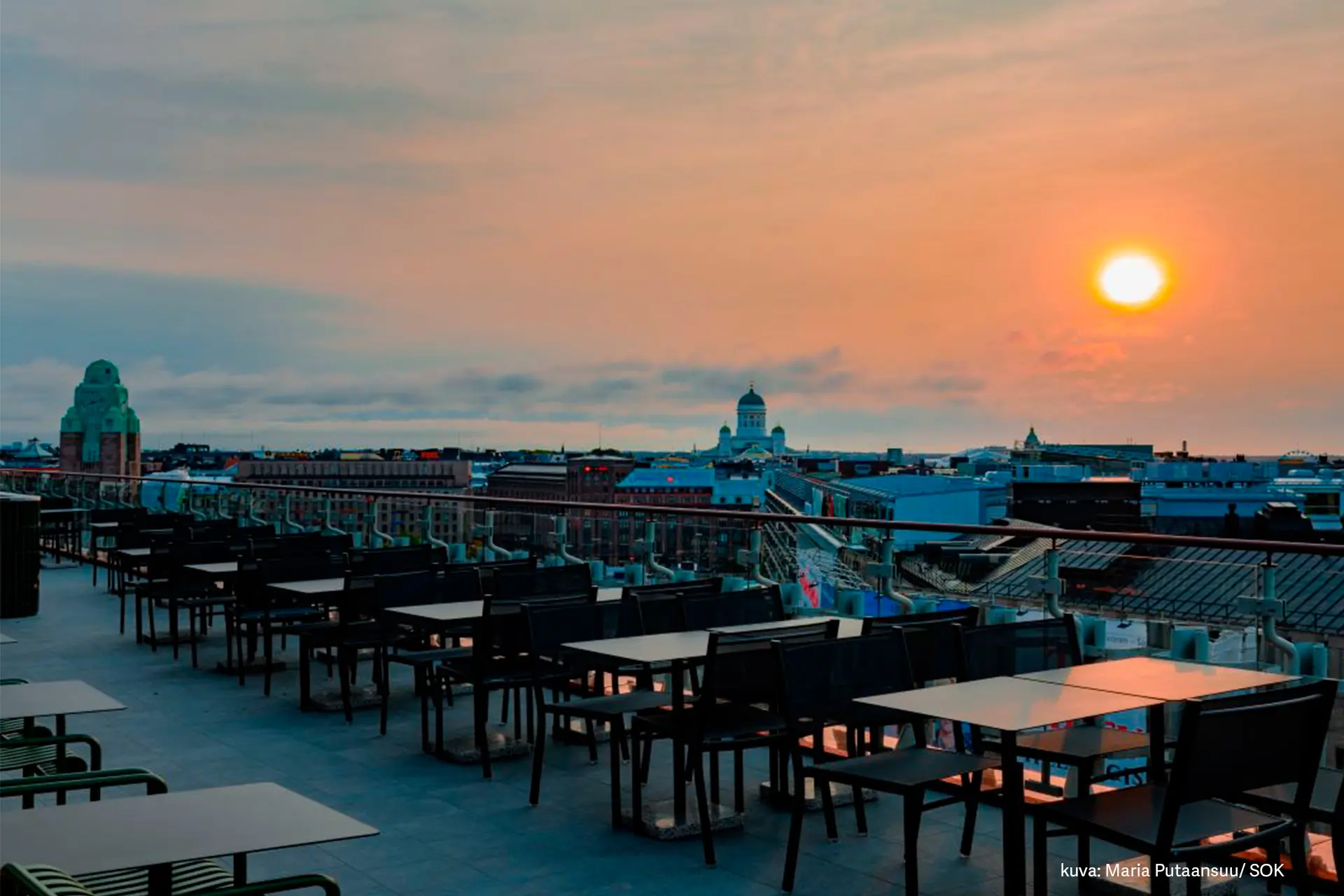 Illalla kuvattu Hotelli Vaakunan kattoterassi. Taustalla Tuomiokirkko ja muuta kaupunkimaisemaa.