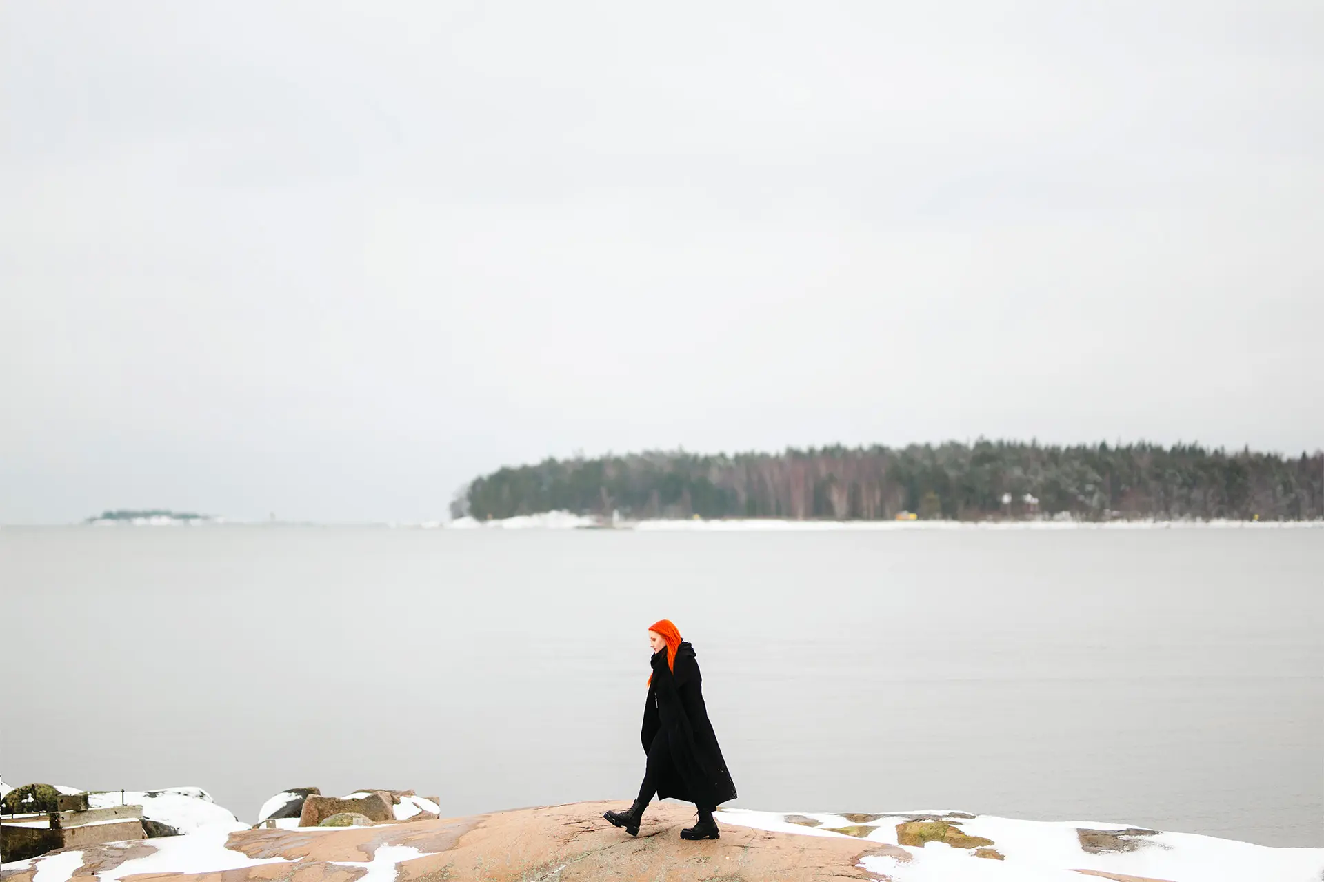 Vapaaehtoisesti lapseton Diana Rautio kävelee meren rannalla.