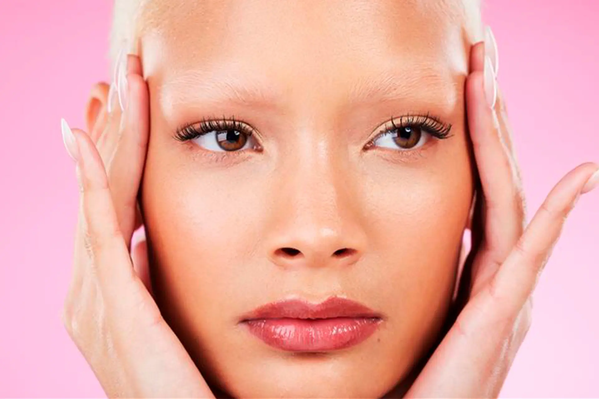 Nainen, jolla vaalennetut kulmakarvat