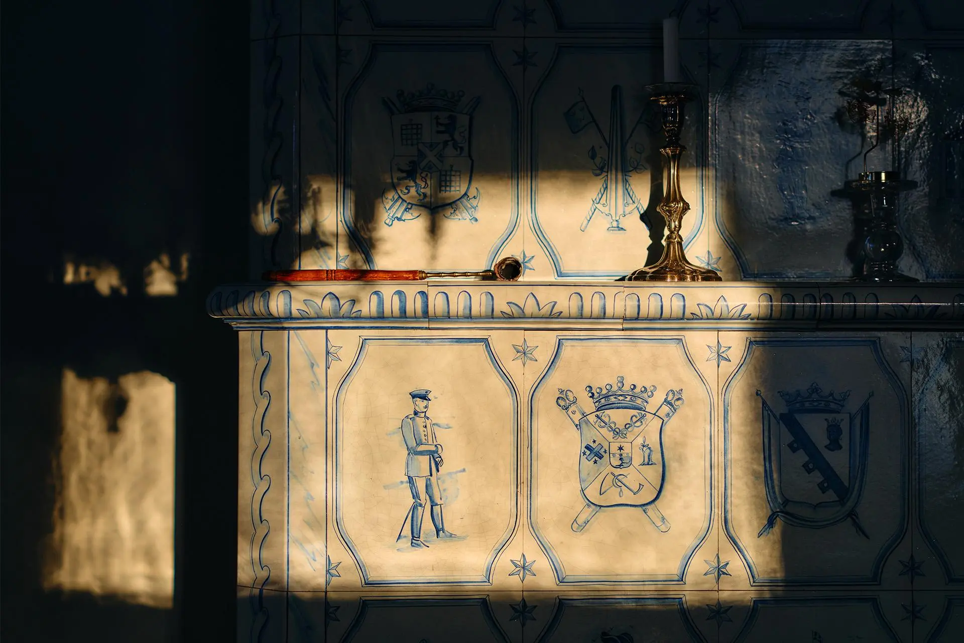 Yksityiskohta kakluunista, vaakunan kuva.