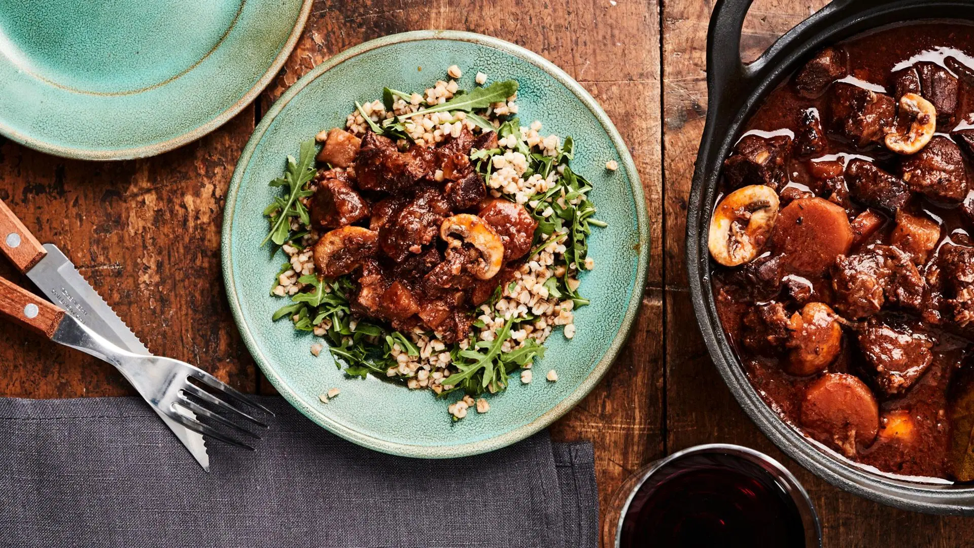 Juhlava punaviini-lammaspata ohrauurimoiden ja rucolan kanssa