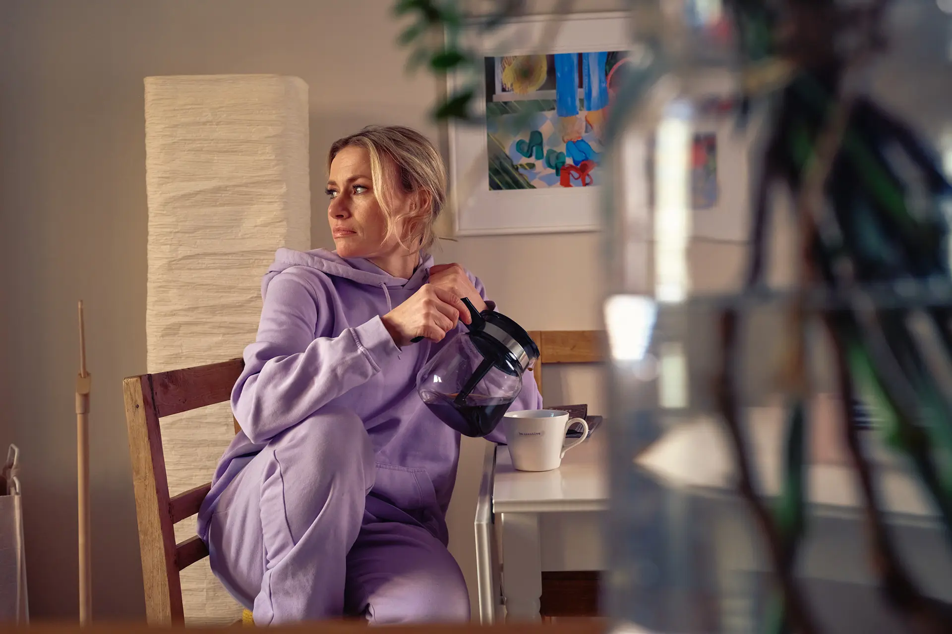 Minka Kuustonen kaataa kahvipannusta kahvia valkoiseen kuppiin.