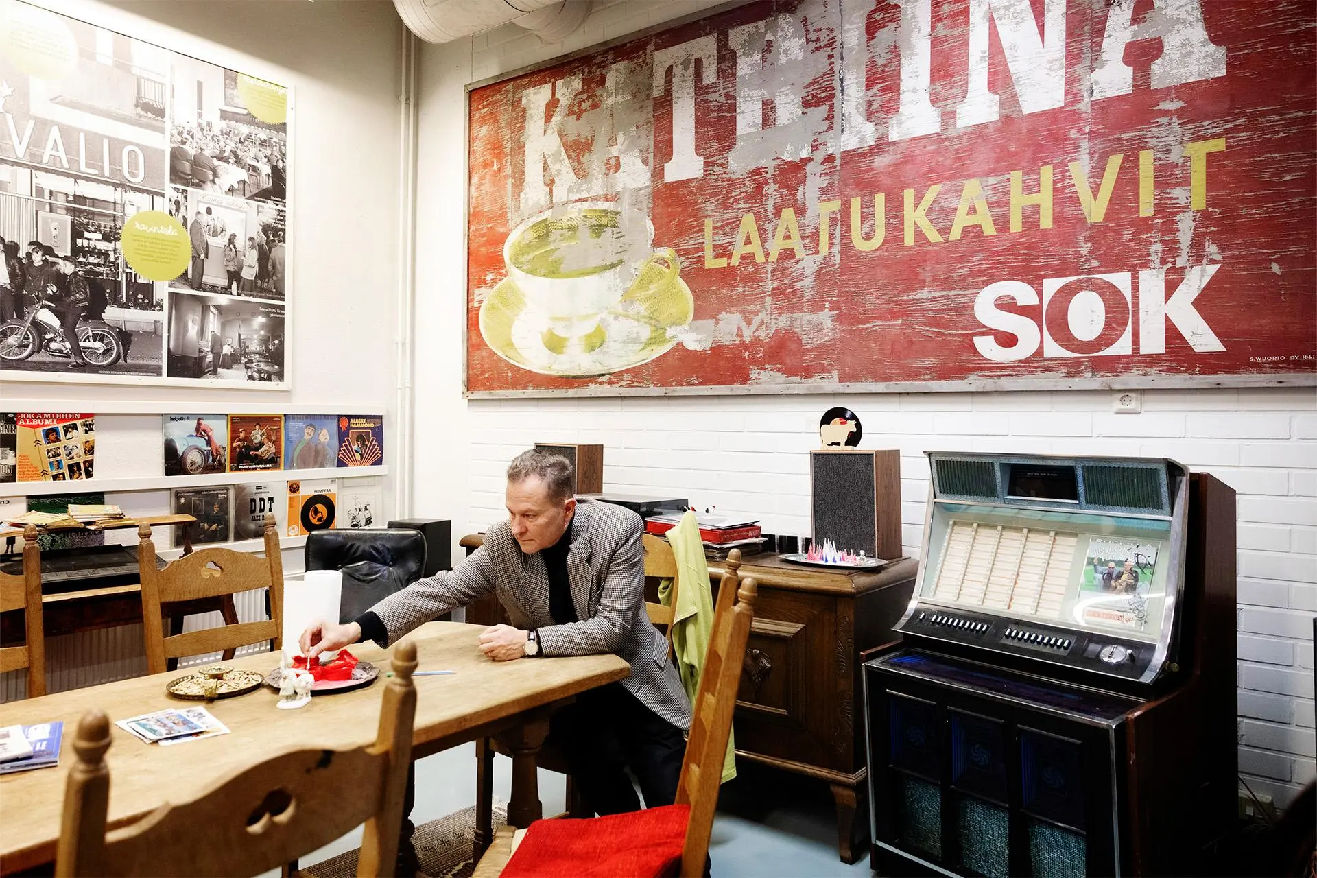 Mies istuu vanhanaikaisessa kahvihuoneessa