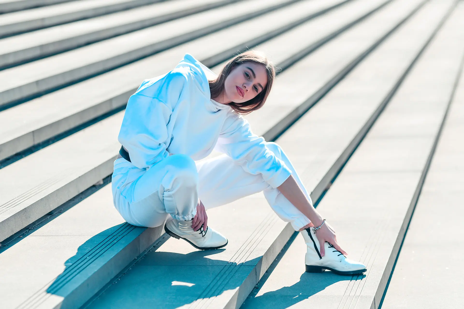 Nainen istuu portailla.