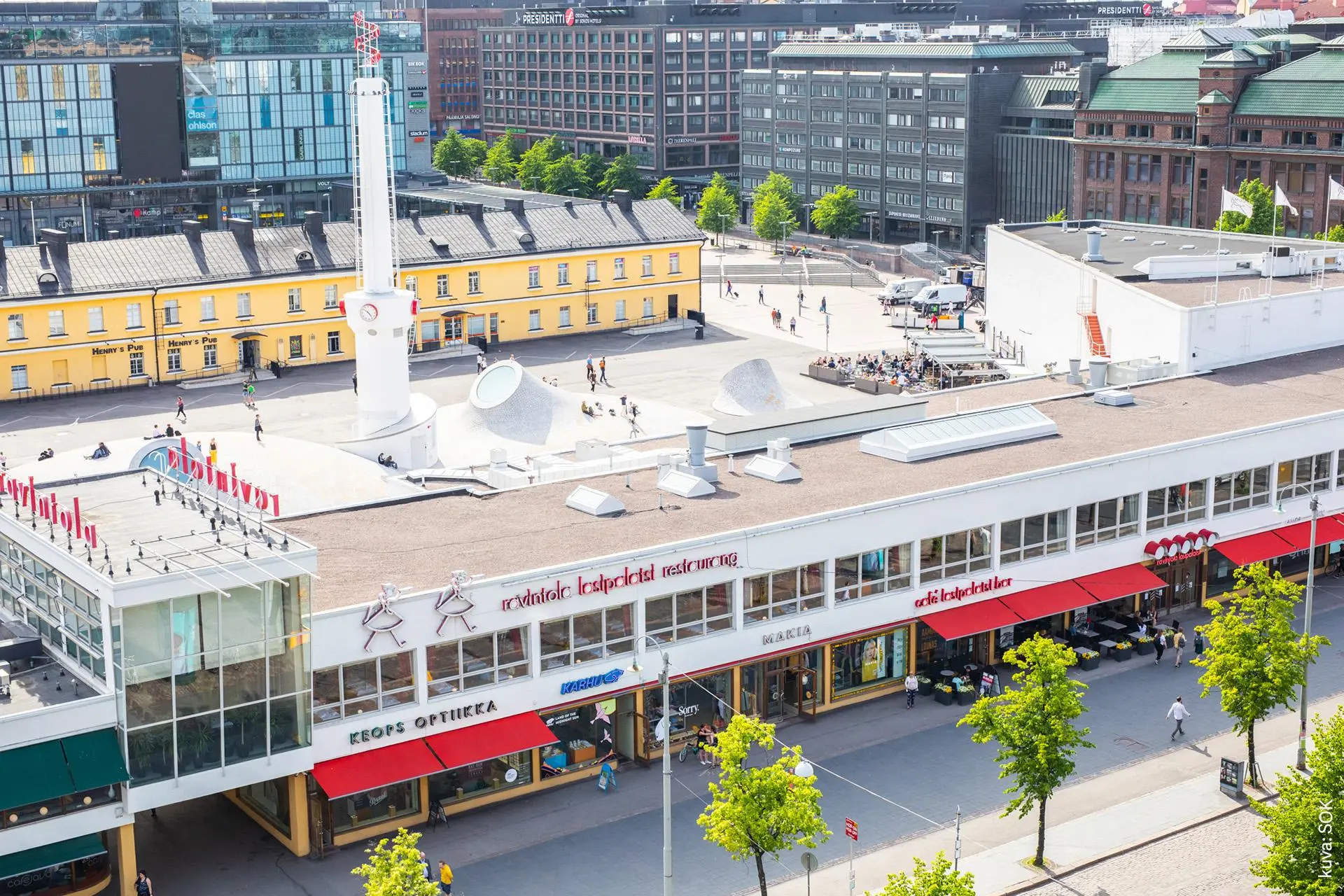 Lasipalatsin rakennus yläviistosta kuvattuna.