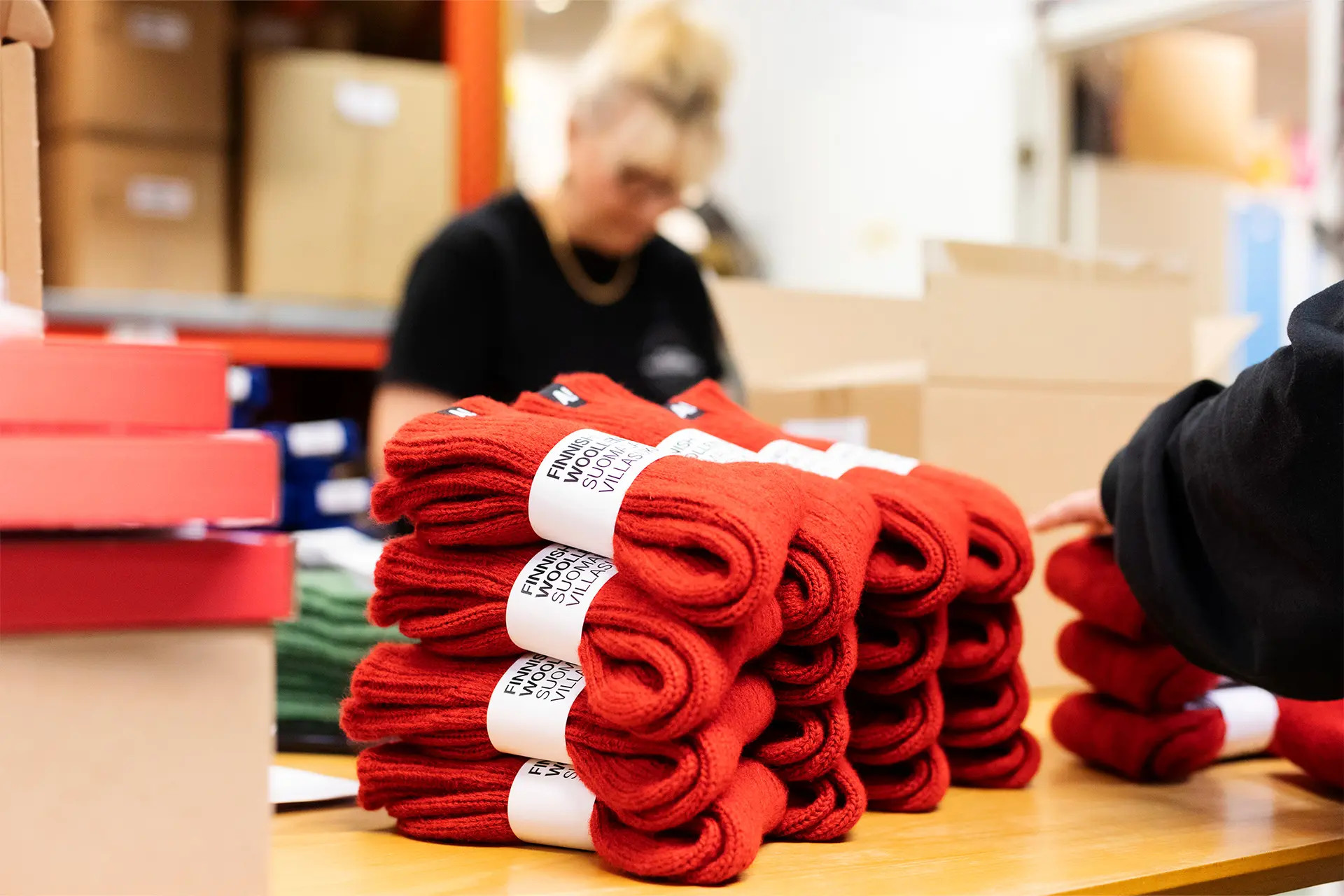 Punaisia villasukkia paketeissa