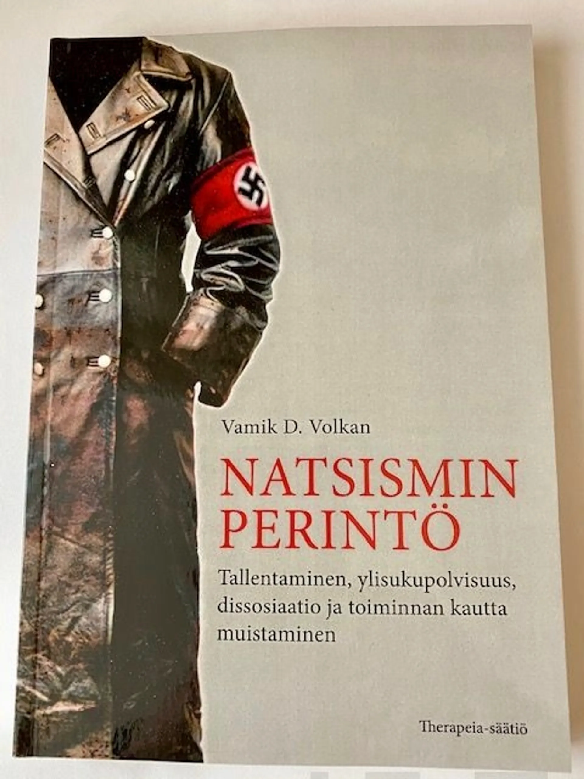 Volkan, Natsismin perintö - Tallentaminen, ylisukupolvisuus, dissosiaatio ja toiminnan kautta muistaminen