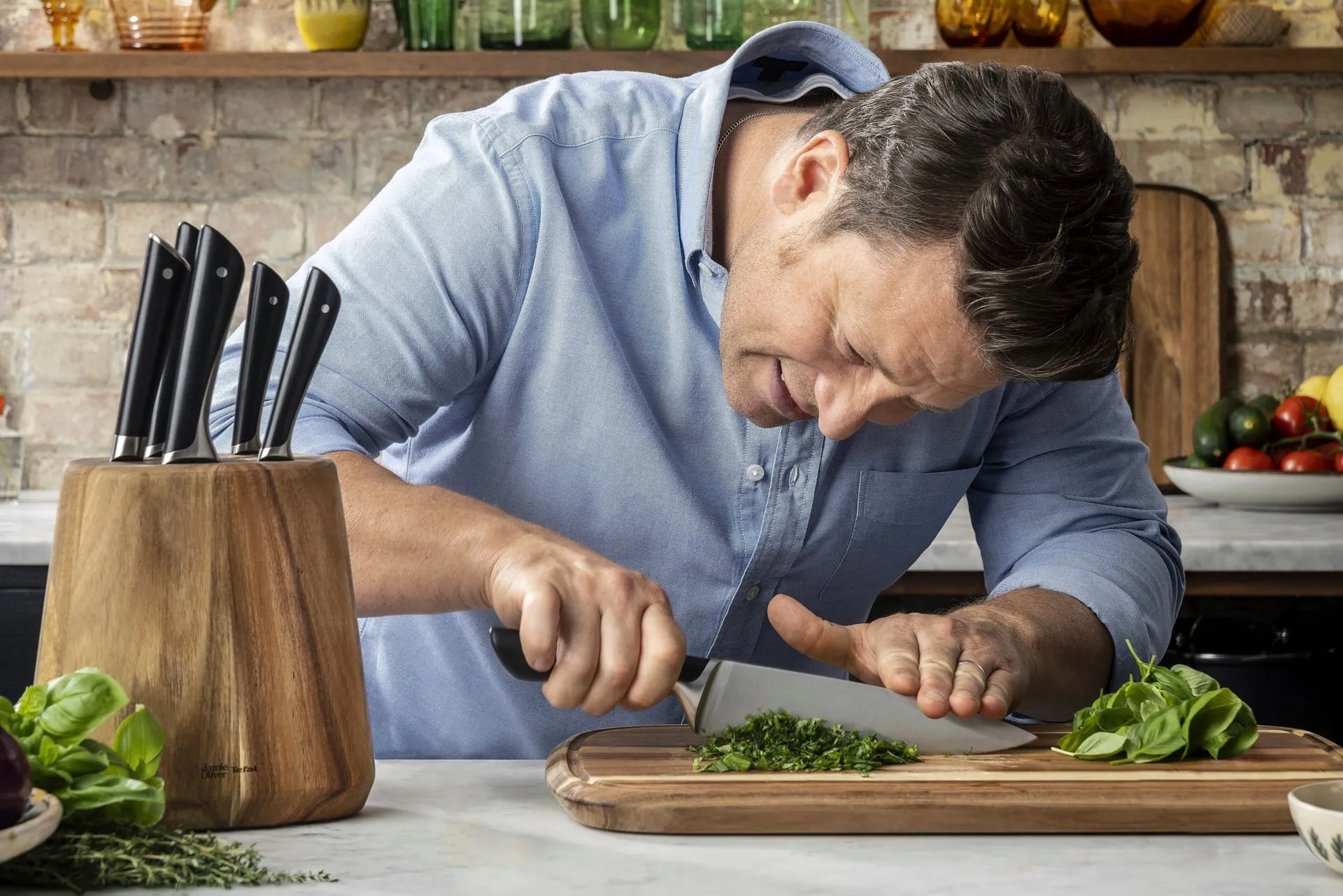 Tefal Jamie Oliver veitsisetti 5 osaa (kokkiveitsi 20 cm, Santoku-veitsi 16,5 cm, leipäveitsi 20 cm, yleisveitsi 12 cm, juures-/vihannesveitsi 9 cm ja veitsitukki) - 12