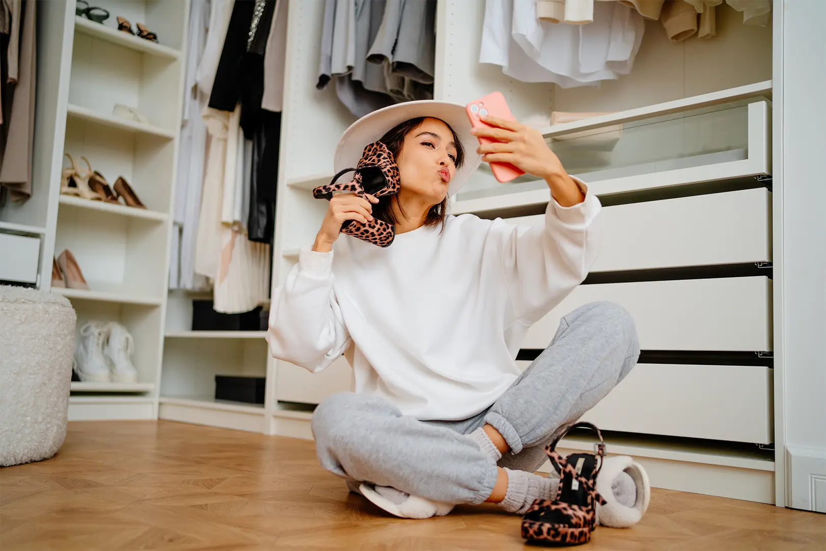 Nainen istuu lattialla.