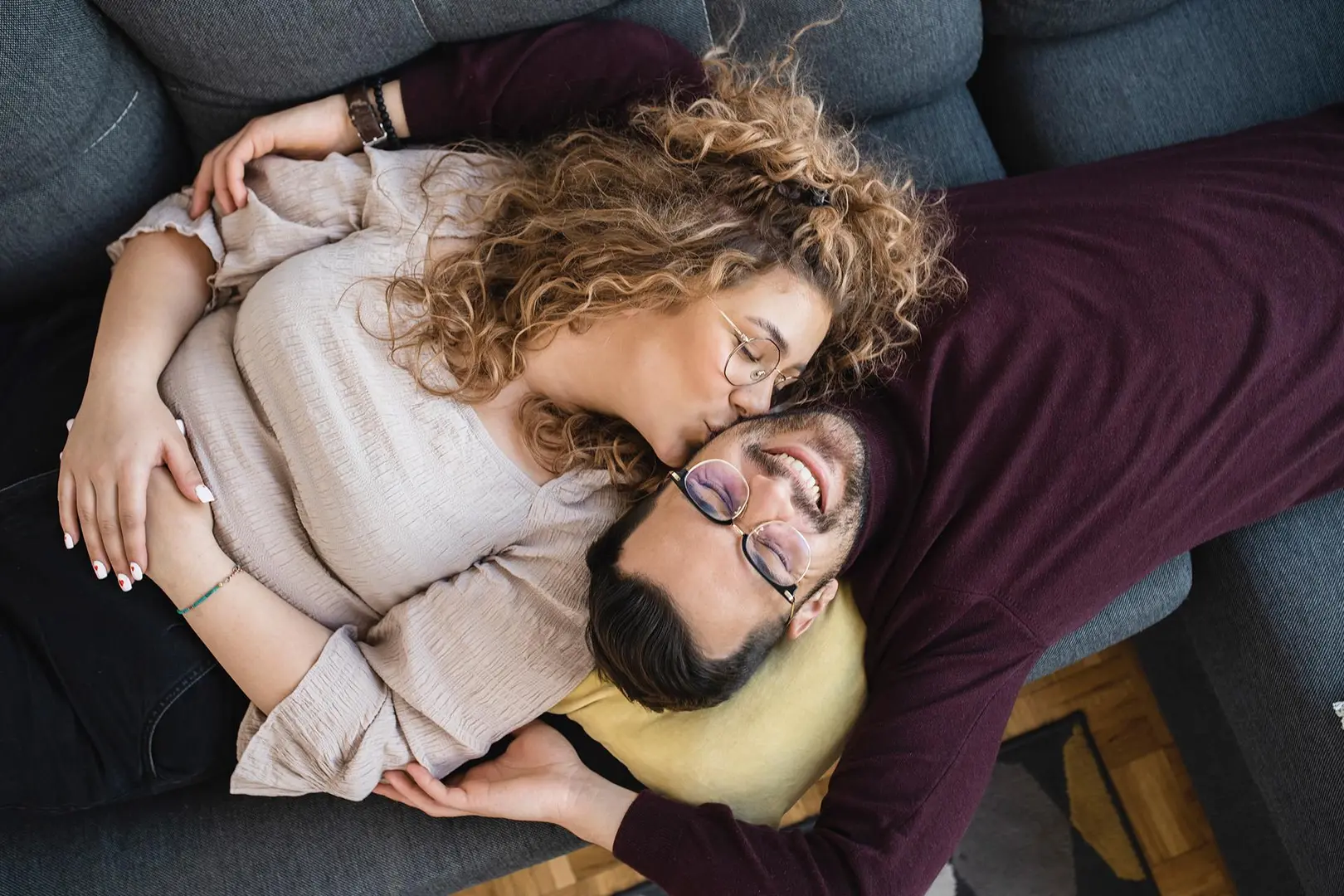 Nainen ja mies halaavat tyytyväisinä