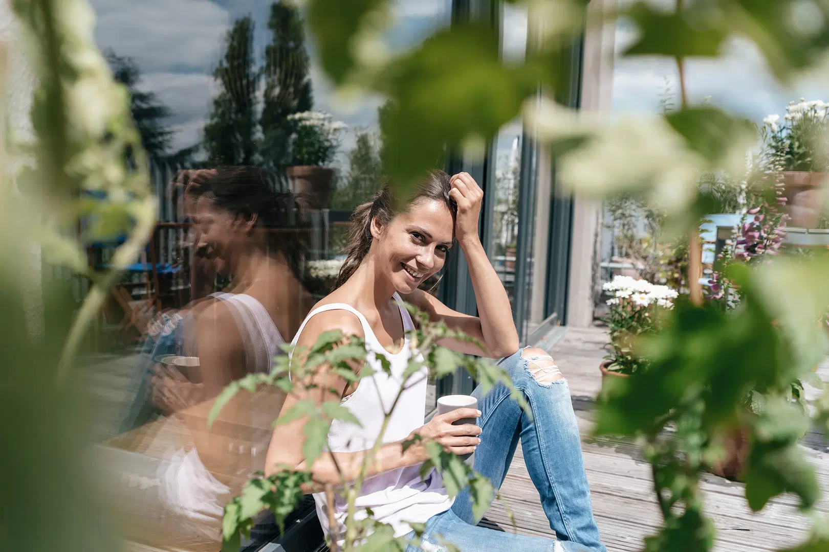 Nainen istuu parvekkeella.