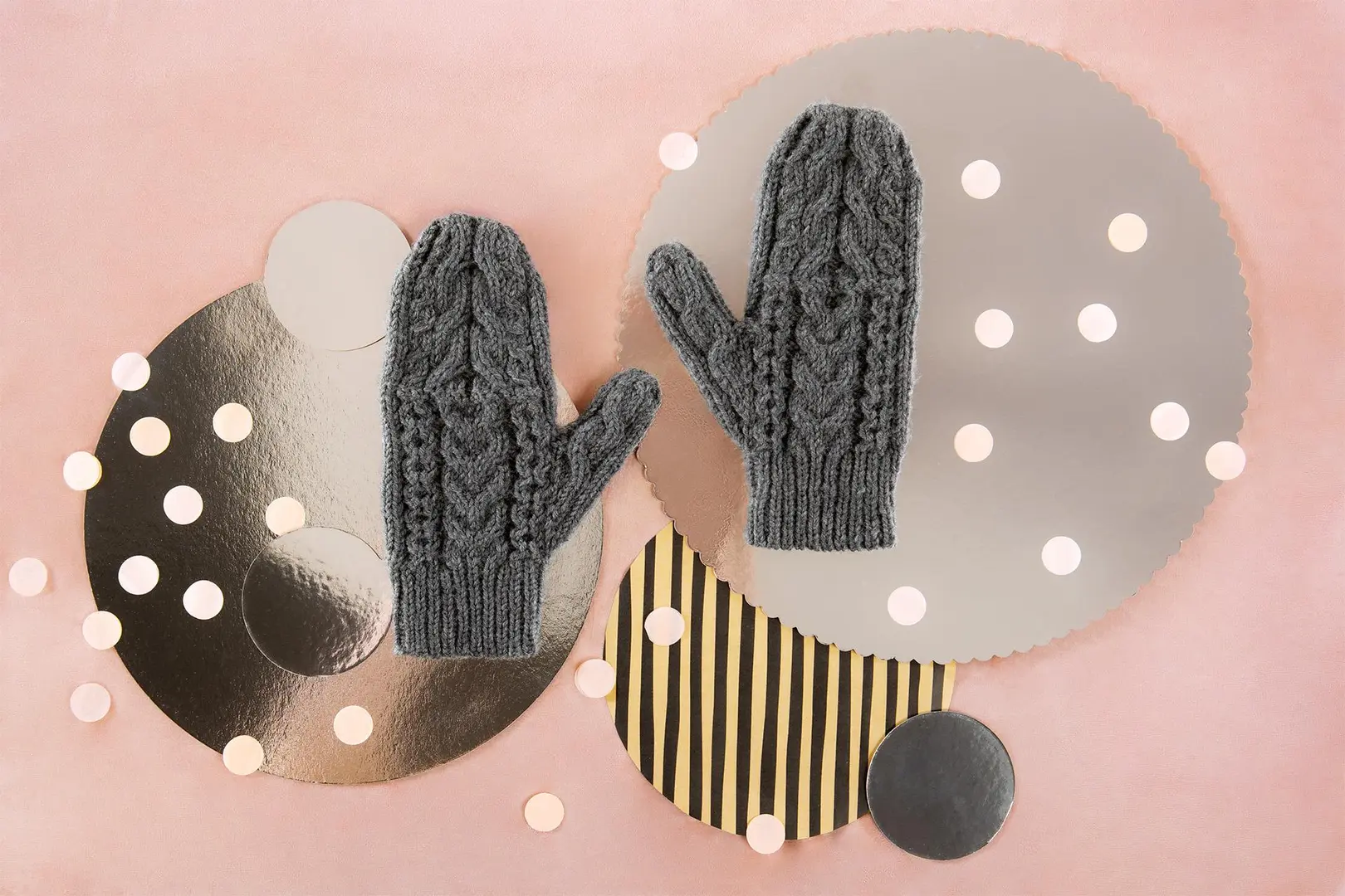 Harmaat palmikkoneulelapaset