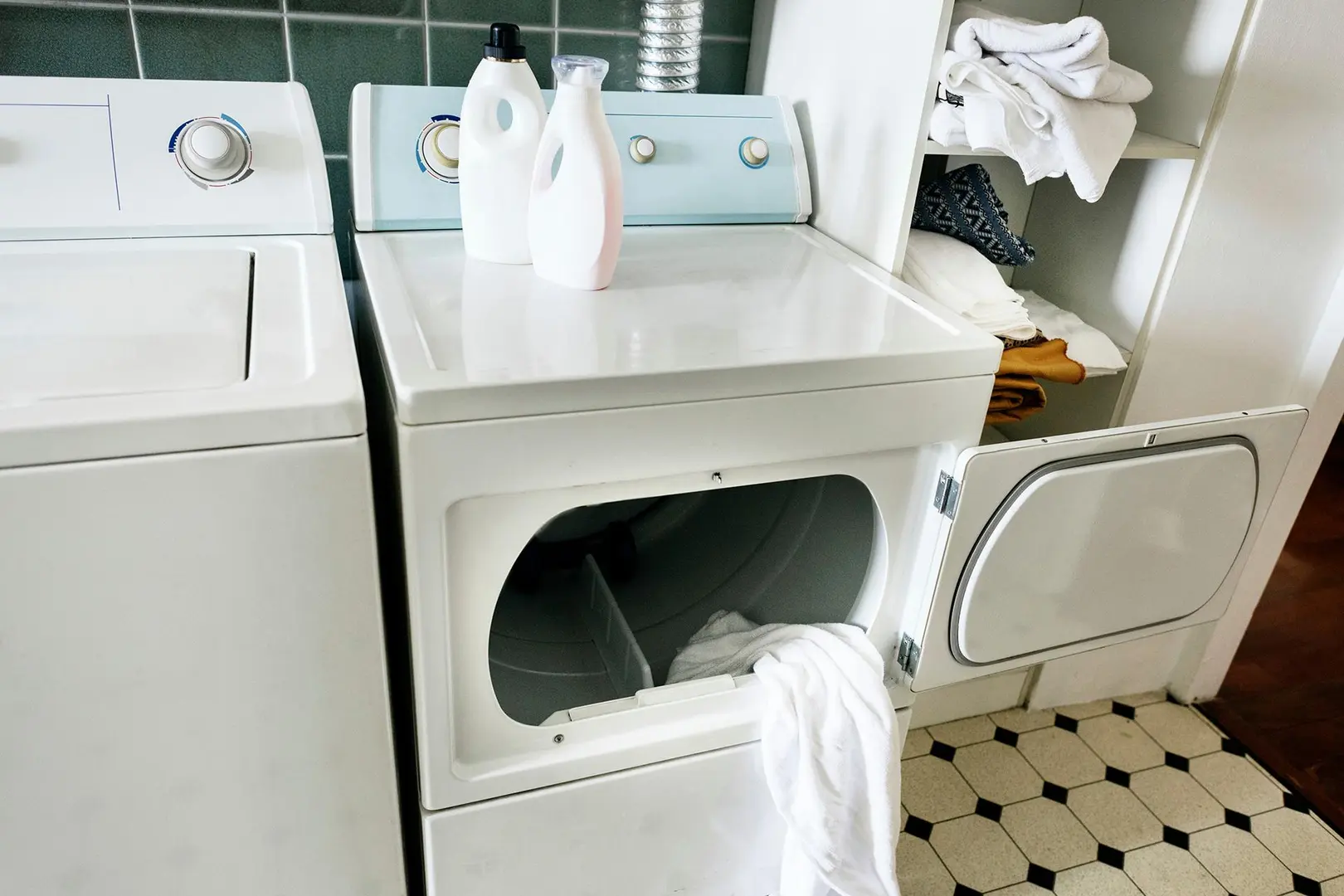 Pesukone ja pyykkejä.