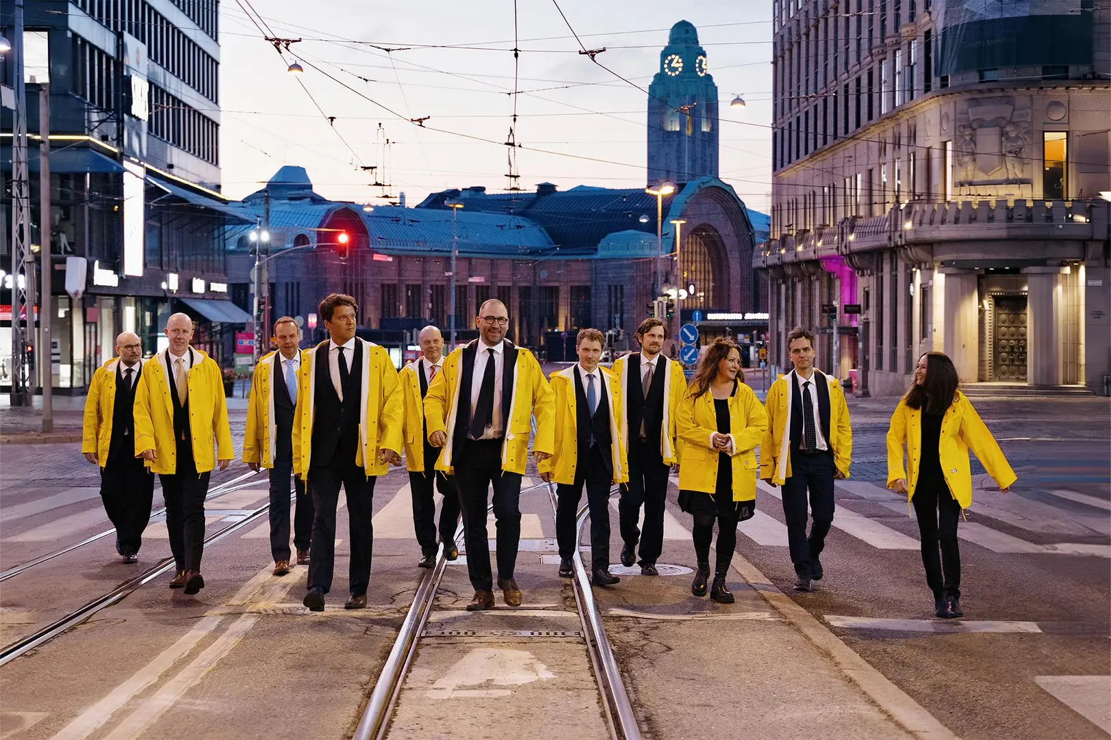 Ultra Bra keltaisissa sadetakeissa