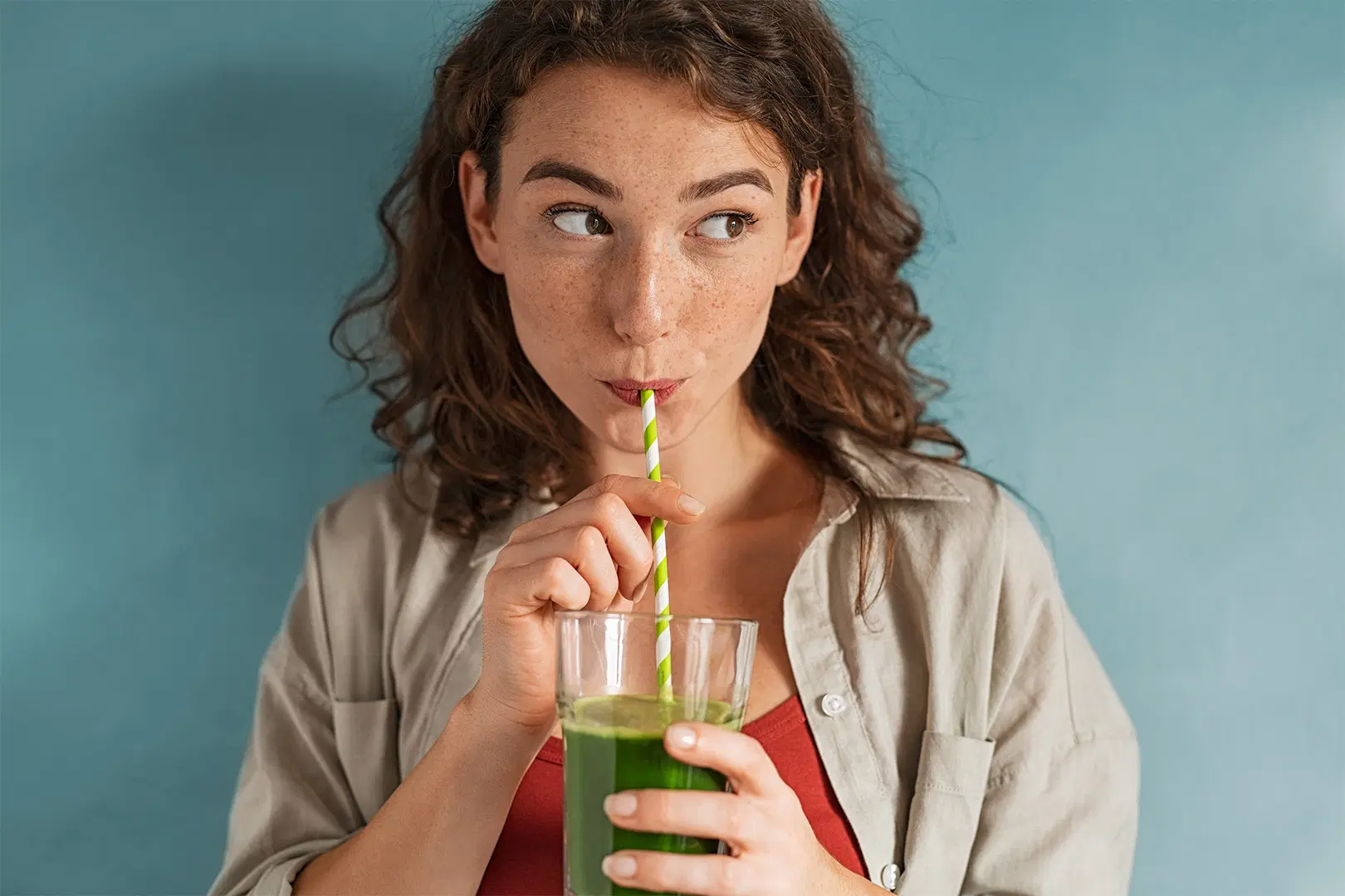 Nainen juo vihersmoothieta