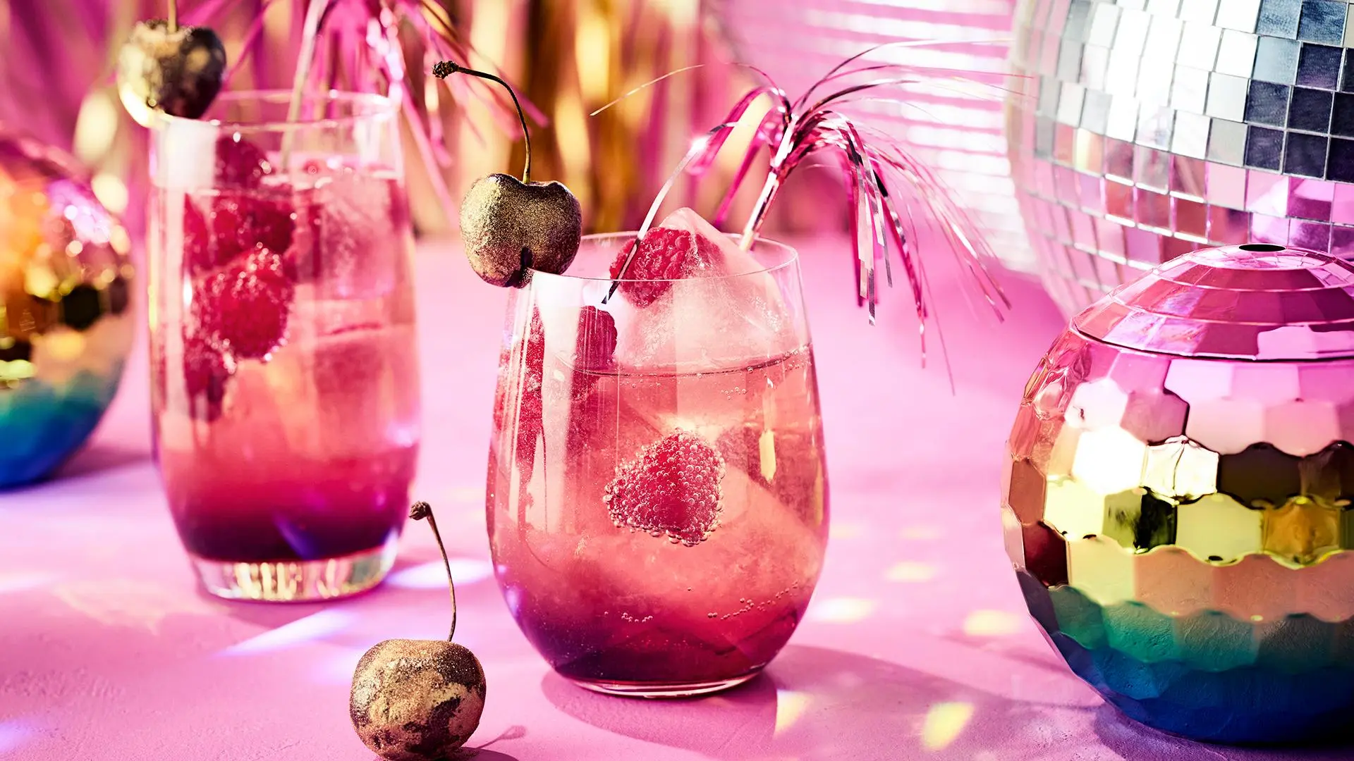 Kuvassa on vaaleanpunainen vadelmadrinkki. 