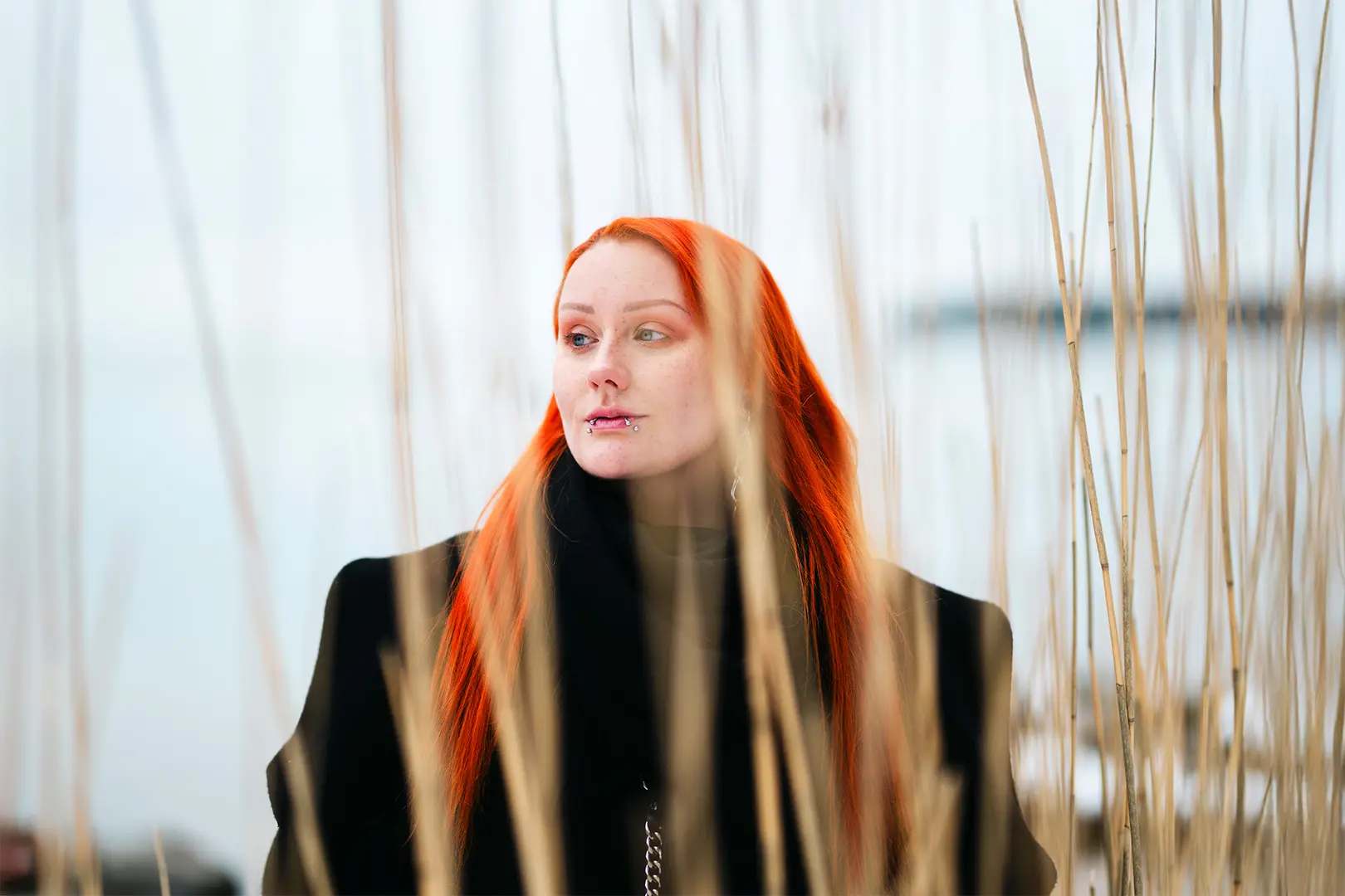 Diana Rautio seisoo meren rannassa.