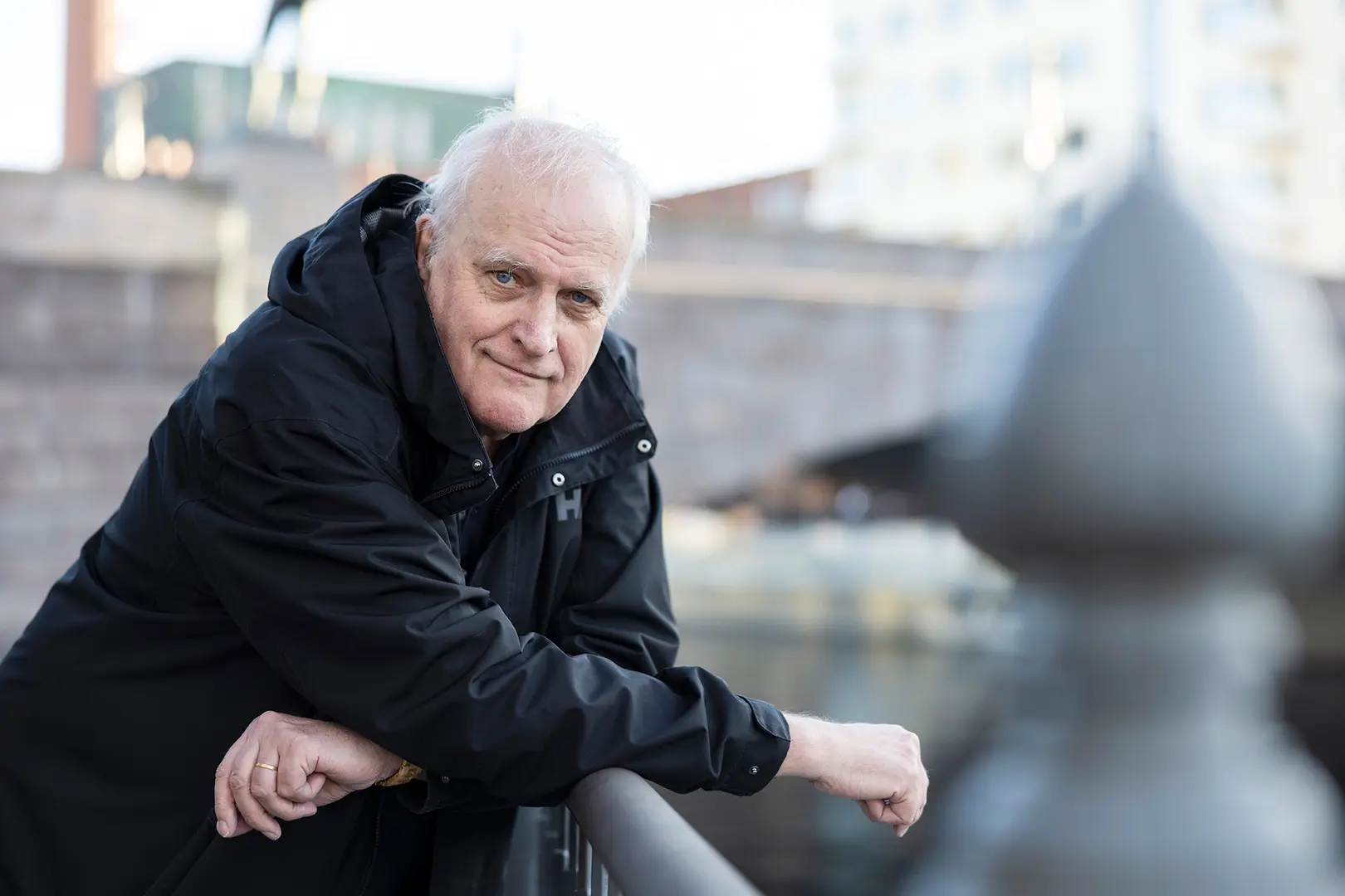 Seppo Jokinen nojaa siltaan