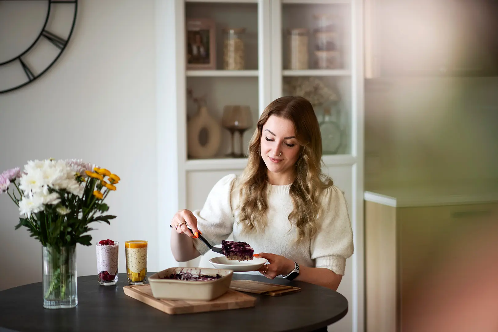 Julia Ahvenus ottaa aamupalapuuroa lautaselle