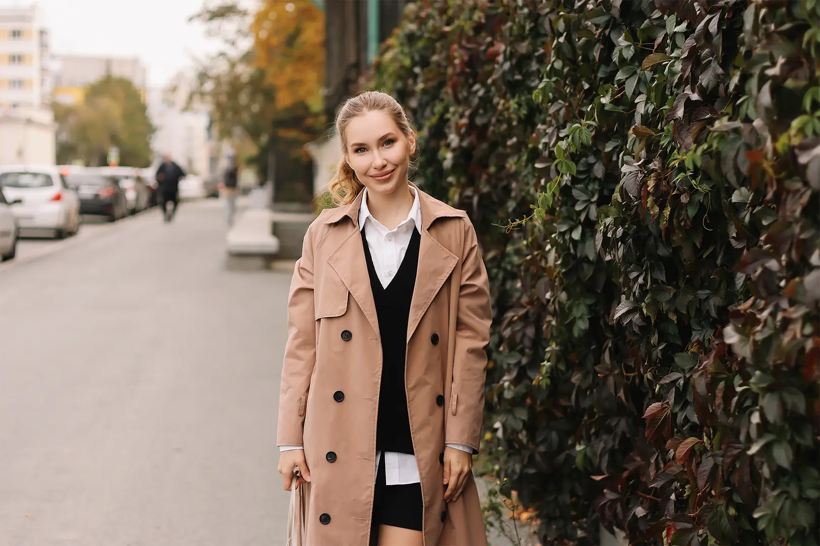 Nainen puskan edessä.