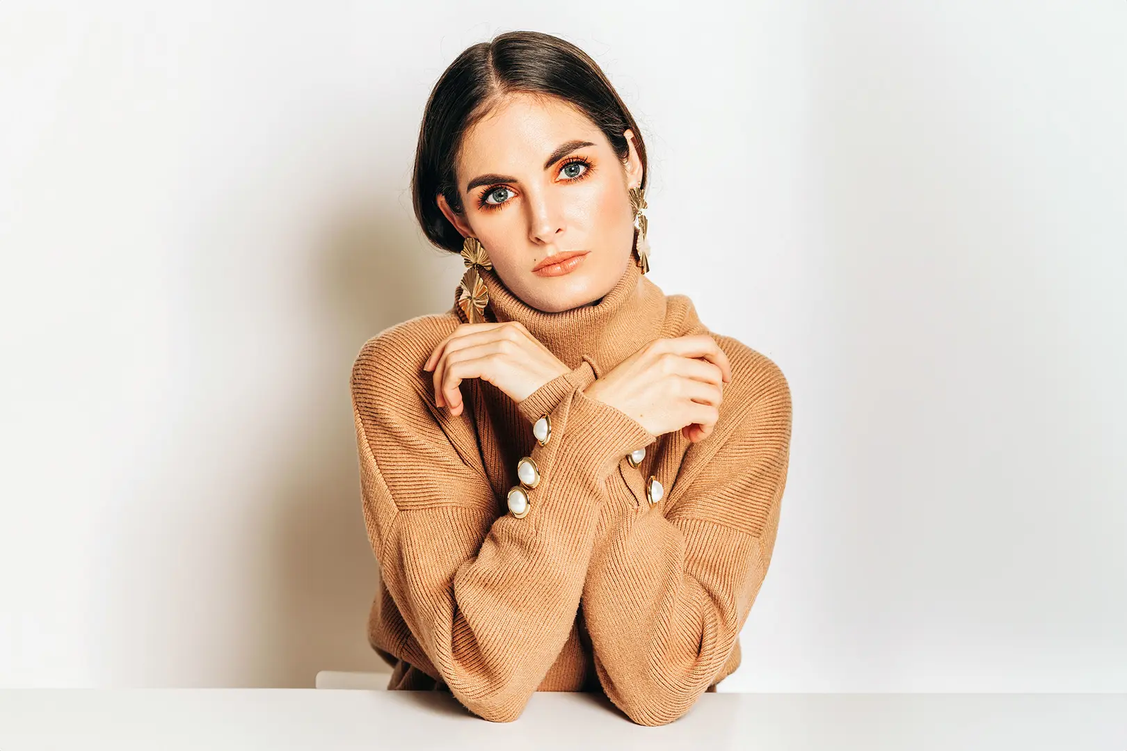 Nainen katsoo kameraan.