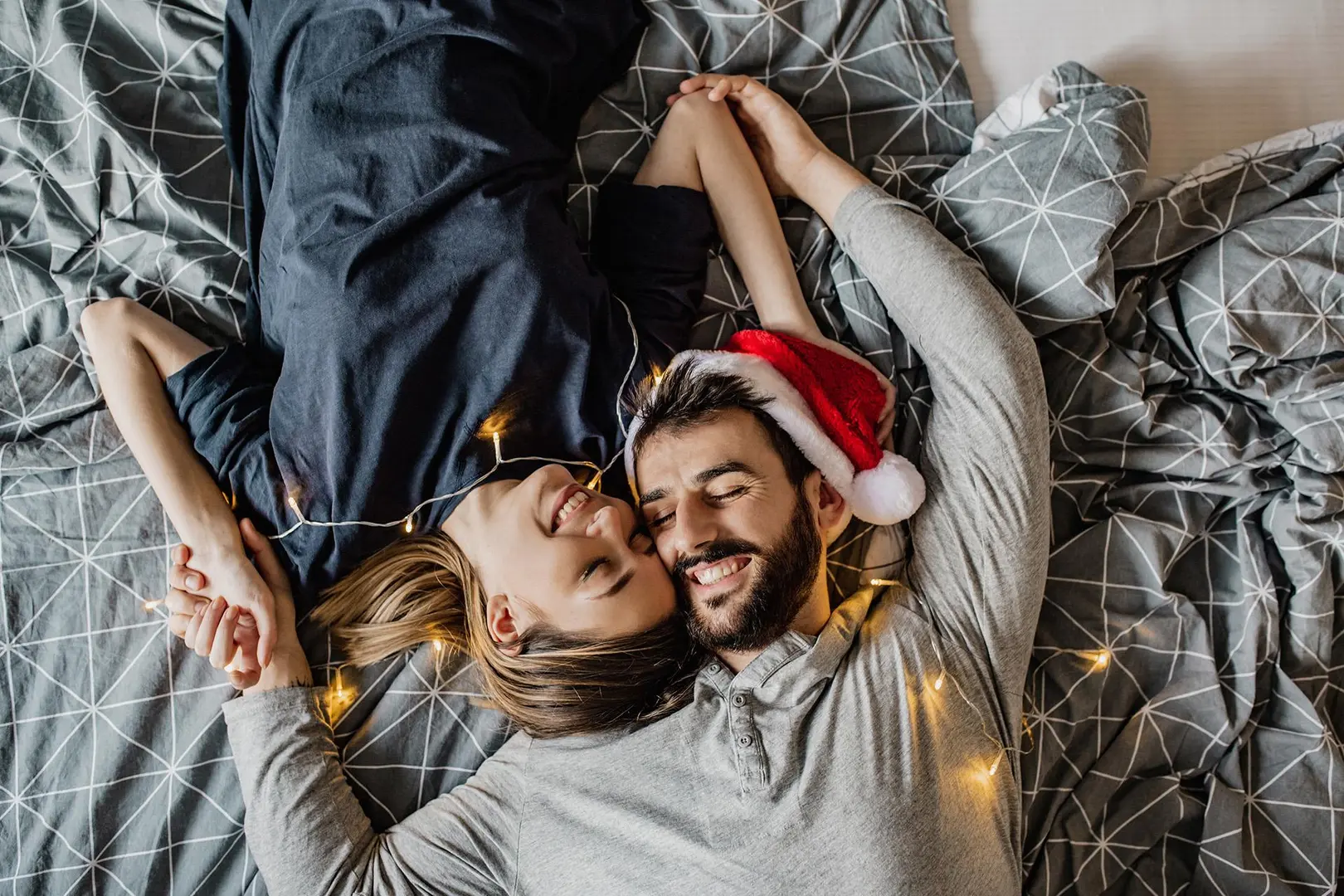 Pariskunta viettää joulua yhdessä.