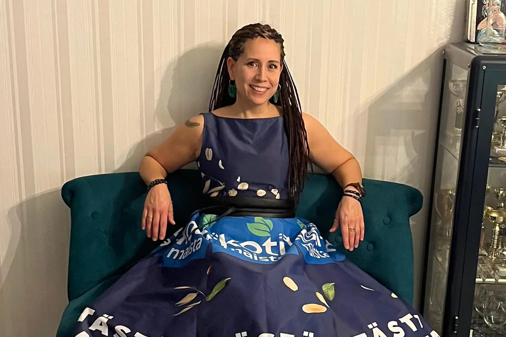 Anu Manninen istuu nojatuolissa