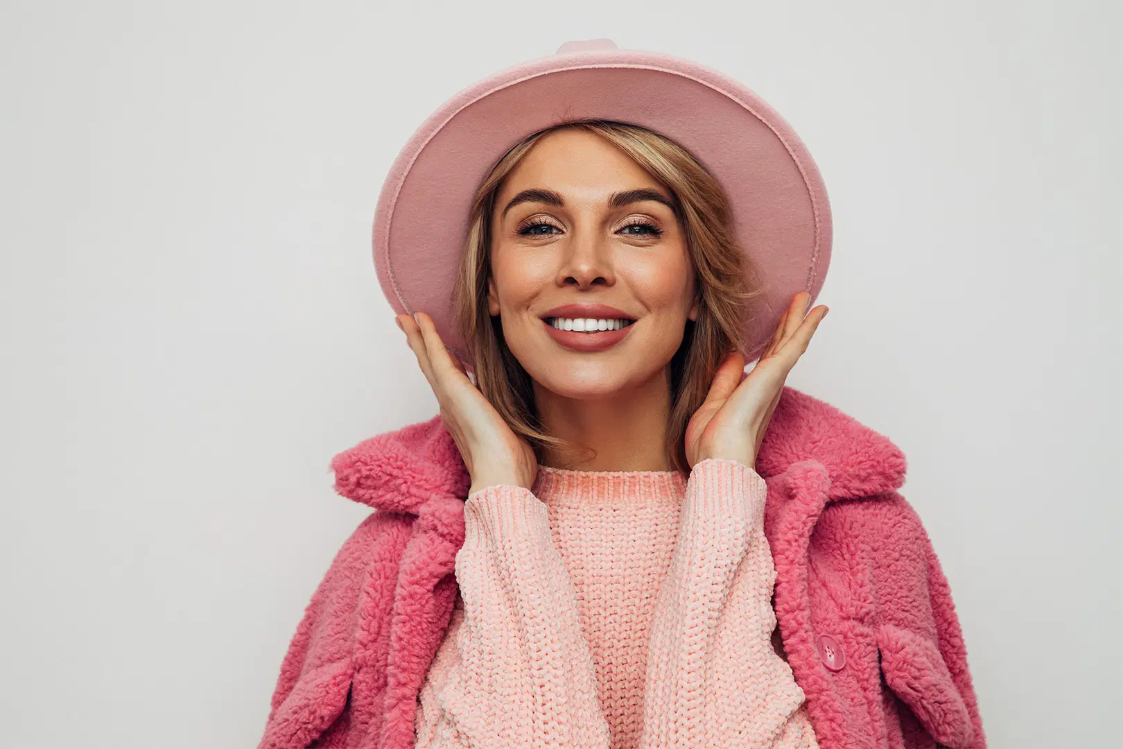 Nainen pinkissä asussa.