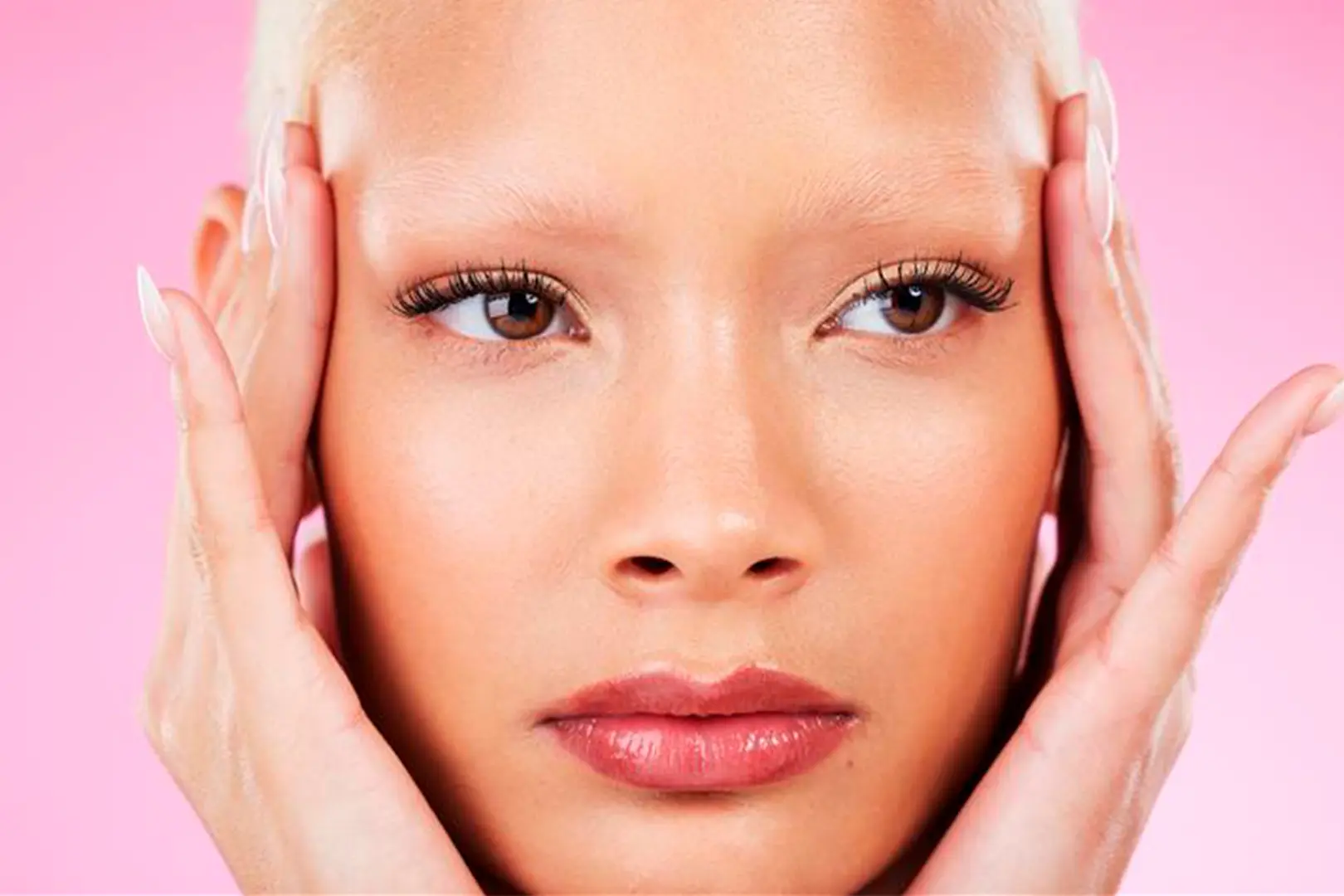 Nainen, jolla vaalennetut kulmakarvat